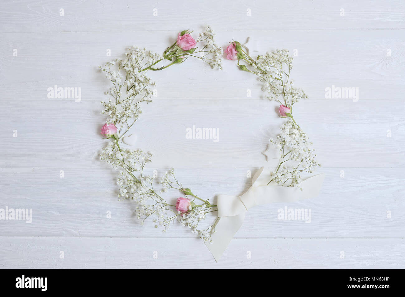Mock up composizione ghirlanda di fiori bianchi in stile rustico Foto Stock