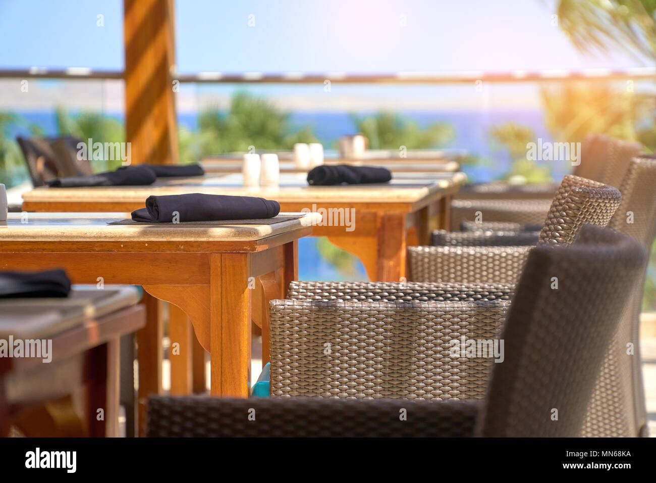 Tabella servito insieme al Summer Terrace cafe quando viaggi in all'aperto Foto Stock