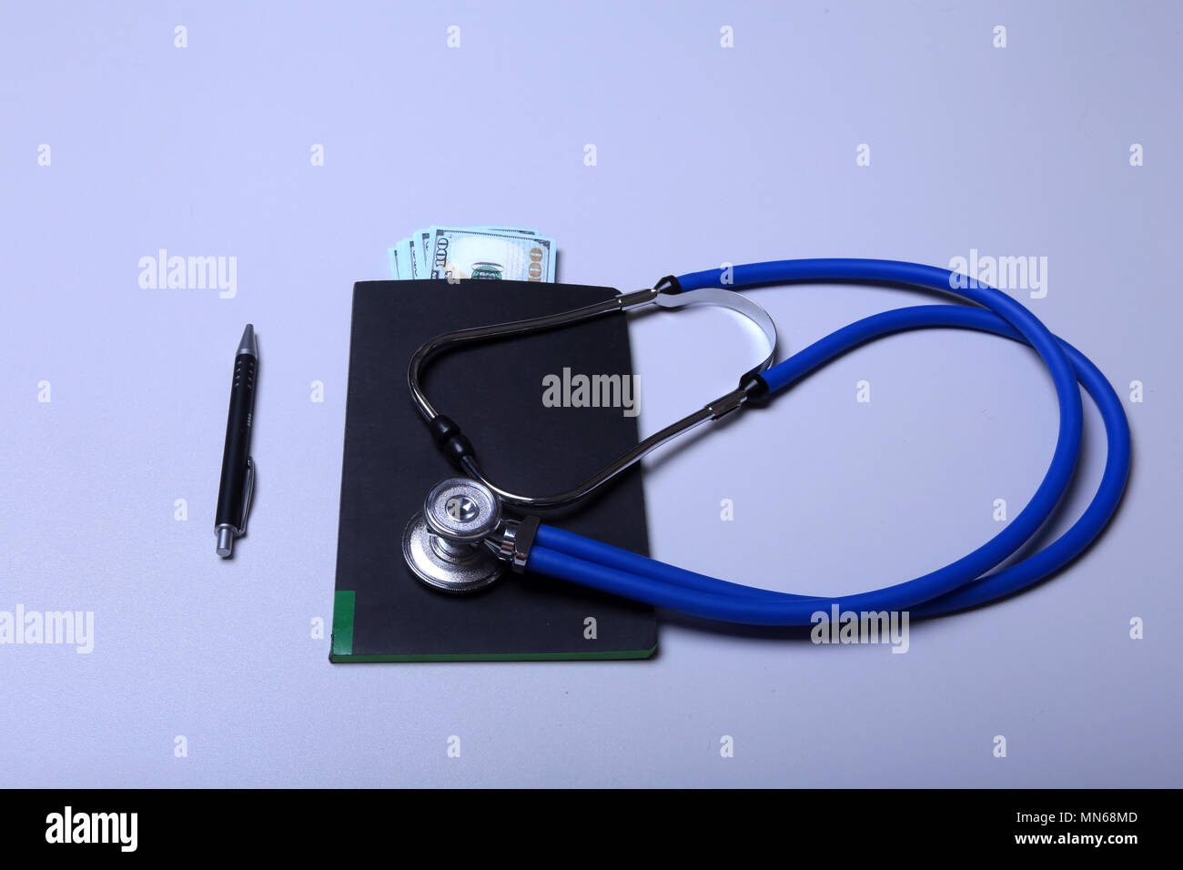 Stetoscopio medico e la banconota con il concetto di assistenza sanitaria Foto Stock