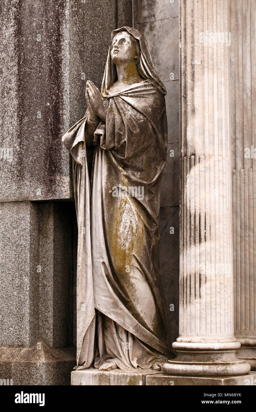 Il Cimitero di Recoleta, Buenos Aires, capitale dell'Argentina. La statua della Vergine Maria. Foto Stock