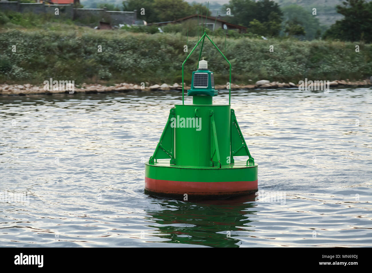 Navigazione verde boa galleggianti su acqua di mare vicino alla costa. Varna, Bulgaria Foto Stock
