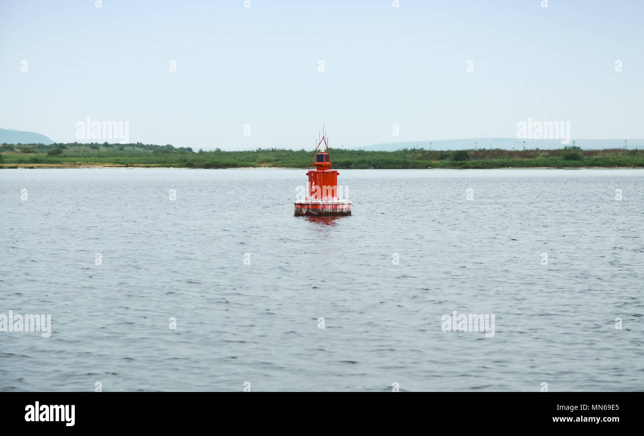 Navigazione rosso boa galleggiante sul mare ancora l'acqua. Varna, Bulgaria Foto Stock