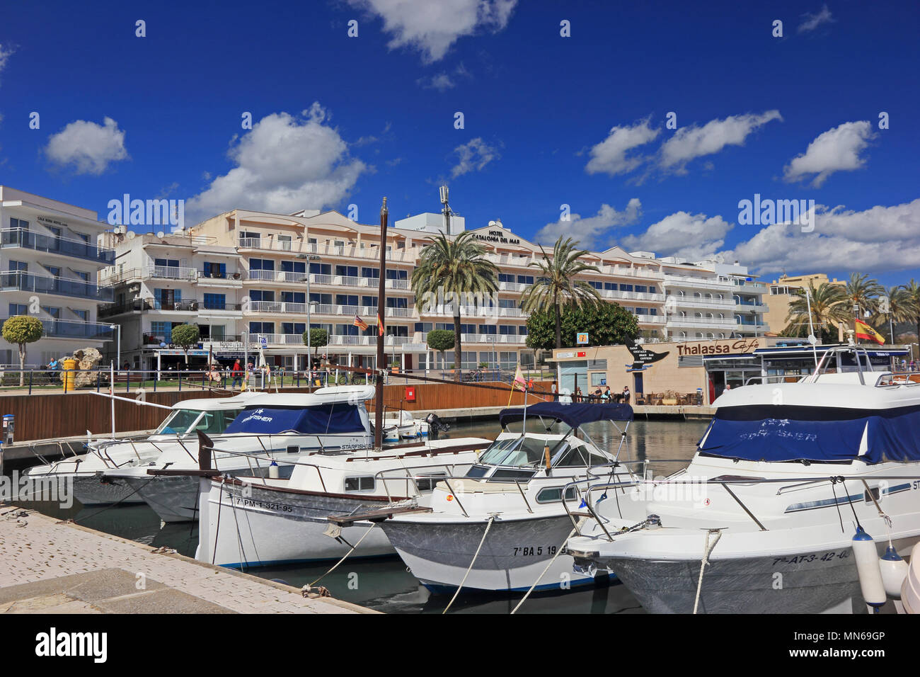 Imbarcazioni da diporto ormeggiata in porto, Cala Bona, Mallorca Foto Stock
