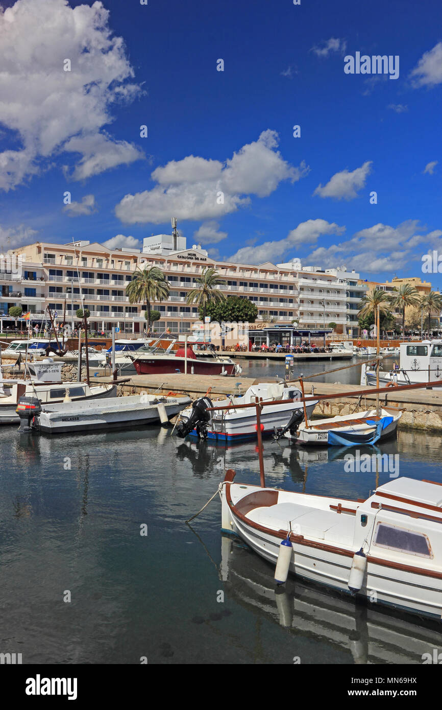 Imbarcazioni da diporto ormeggiata in porto, Cala Bona, Mallorca Foto Stock