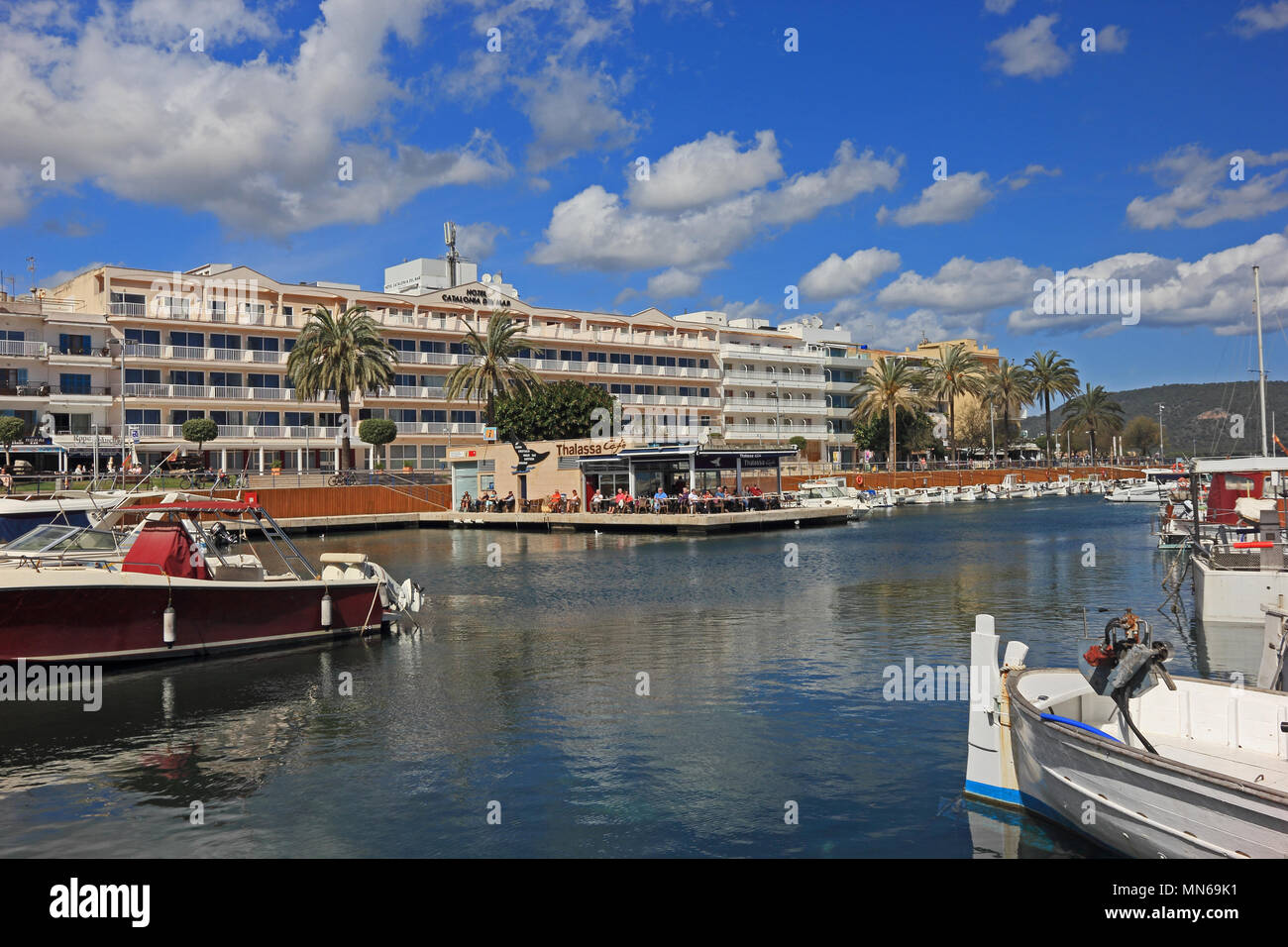Imbarcazioni da diporto ormeggiata in porto, Cala Bona, Mallorca Foto Stock