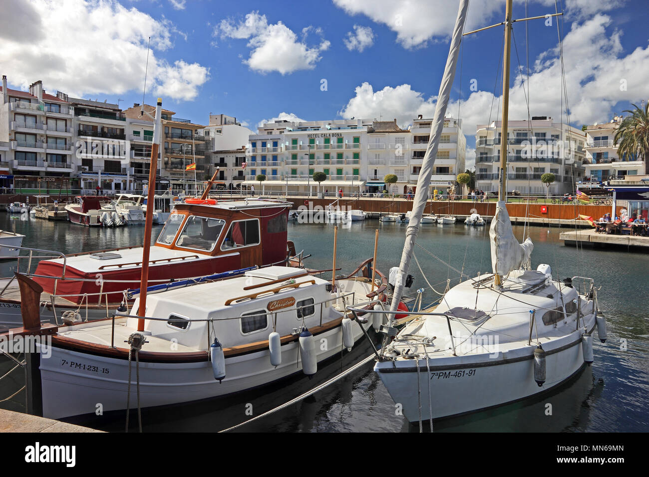 Imbarcazioni da diporto ormeggiata in porto, Cala Bona, Mallorca Foto Stock