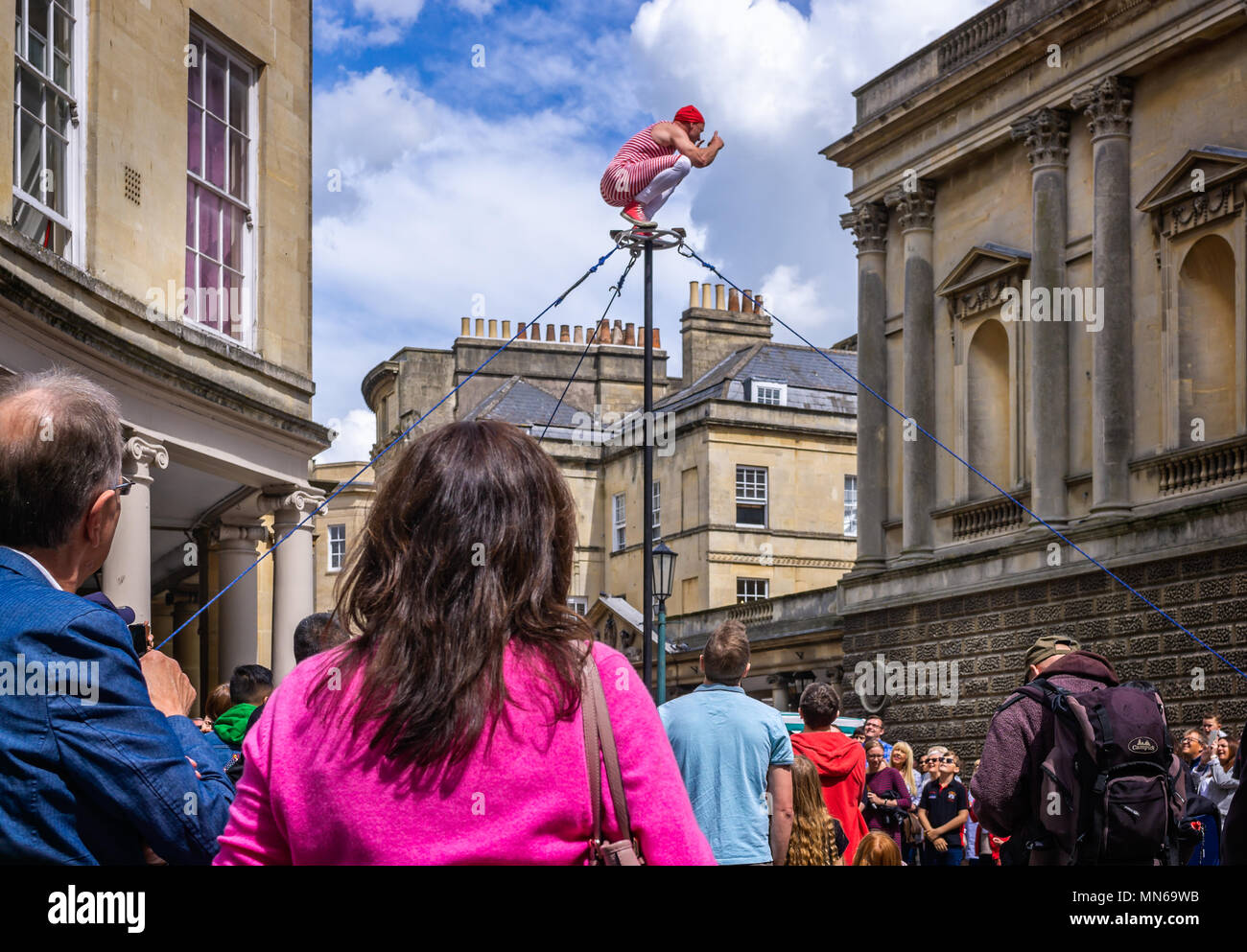 L'artista di strada sulla parte superiore del palo alto in stallo Street, Bath, Somerset, Regno Unito adottate il 13 maggio 2018 Foto Stock