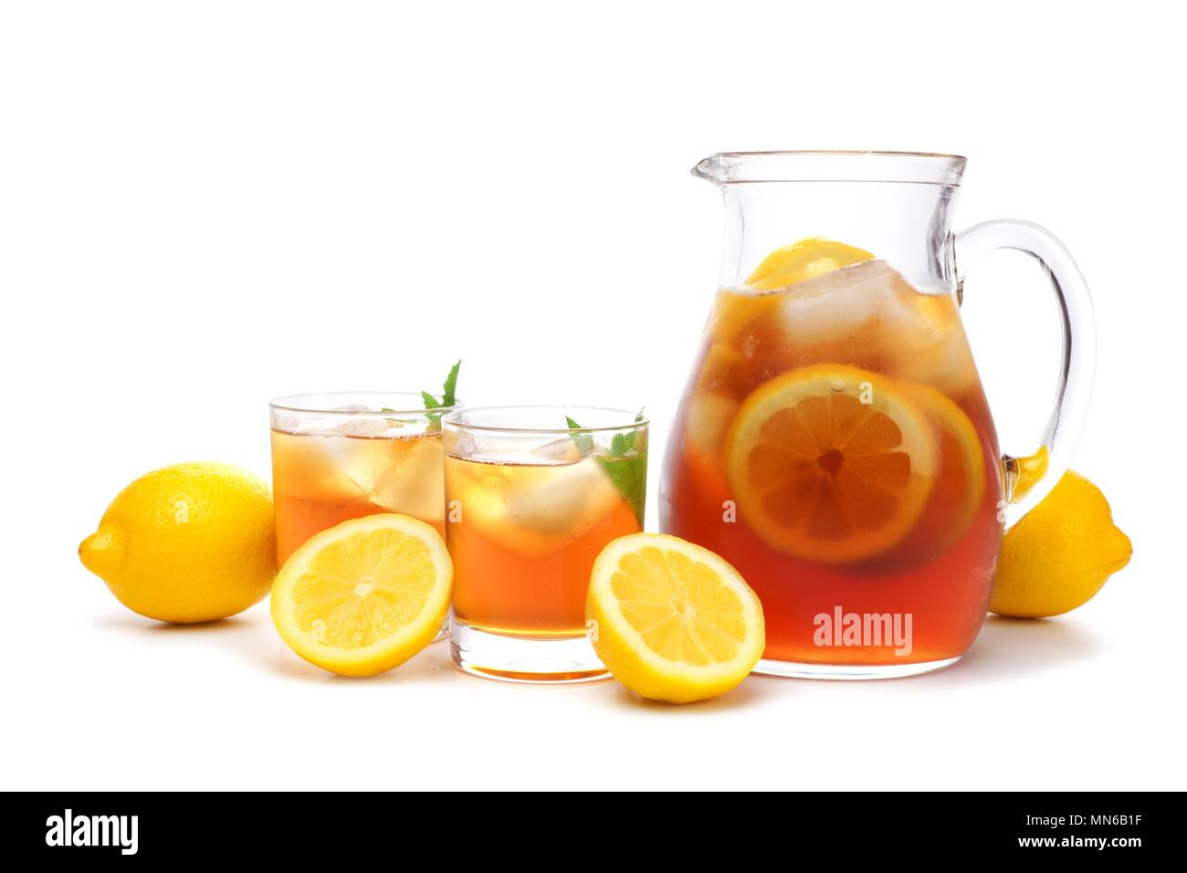 Il bricco di tè freddo con due bicchieri e limoni isolato su uno sfondo bianco Foto Stock