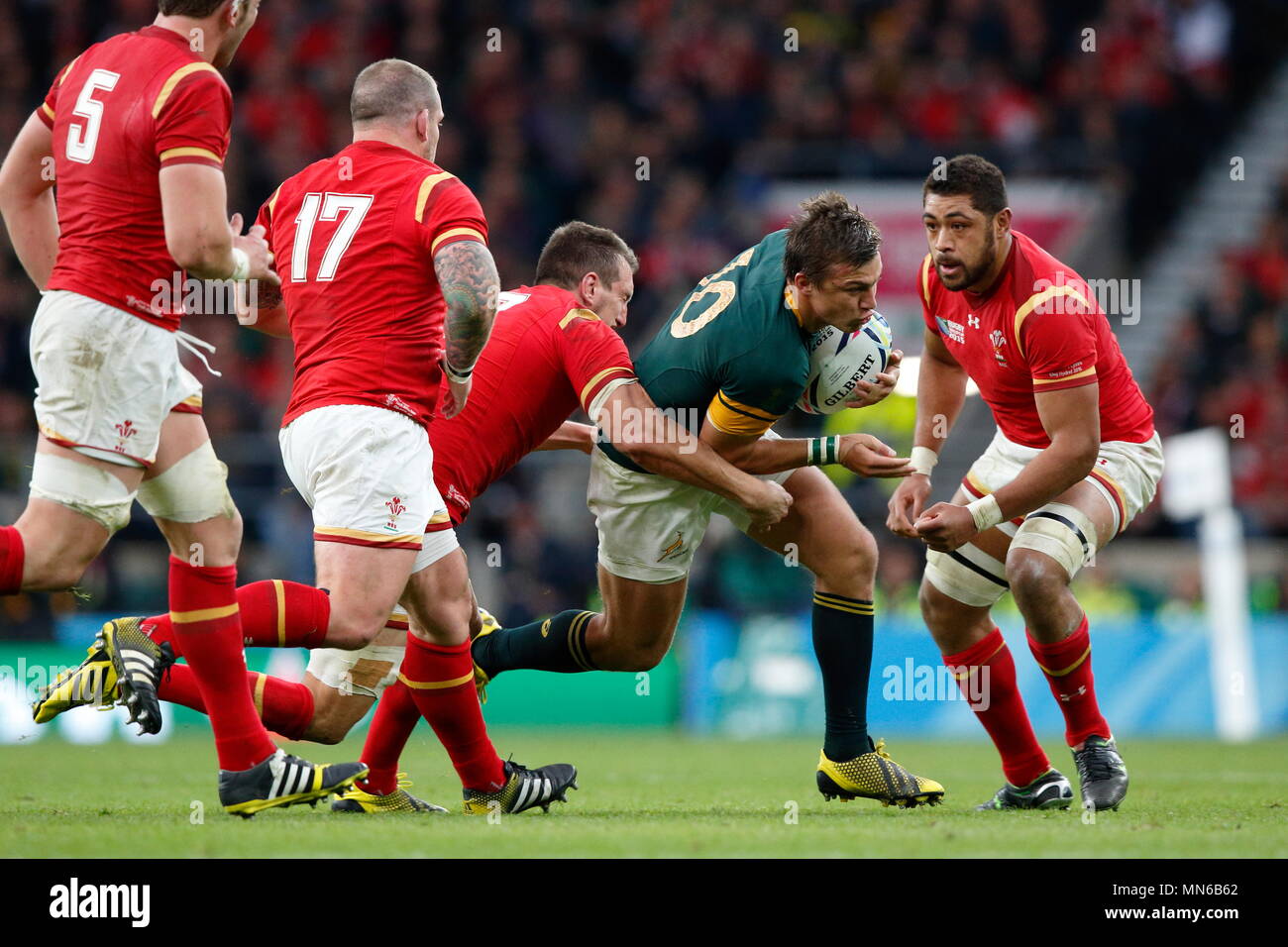 Alcun modo attraverso per Handre Pollard durante l'IRB RWC 2015 Trimestre partita finale tra Galles v RSA il Sudafrica a Twickenham Stadium. Londra, Inghilterra. 17 ottobre 2015 Foto Stock