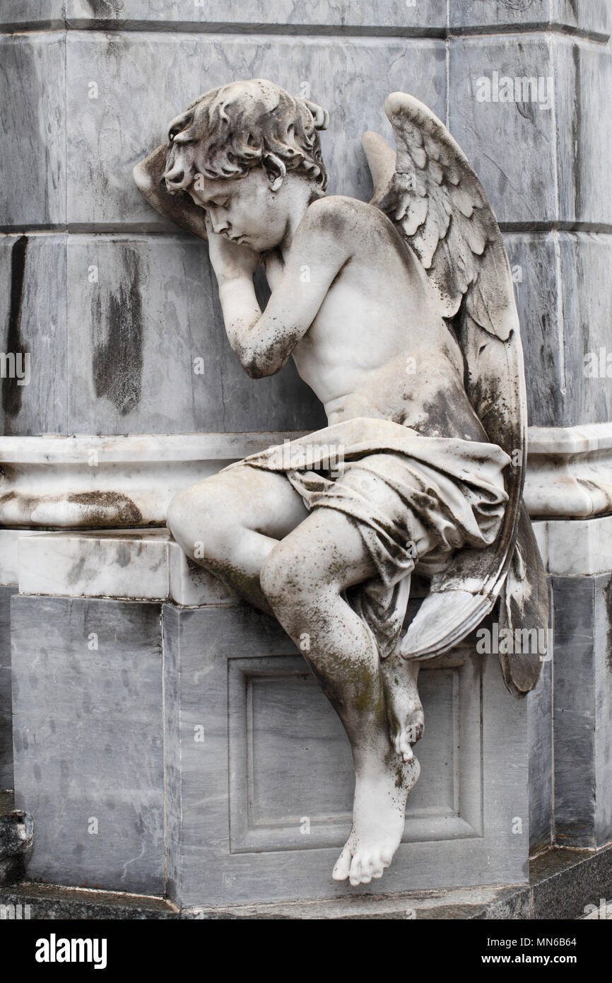 Statua di un ragazzo di pelo di angelo a La Recoleta Cemetery Buenos Aires, Argentina. Foto Stock