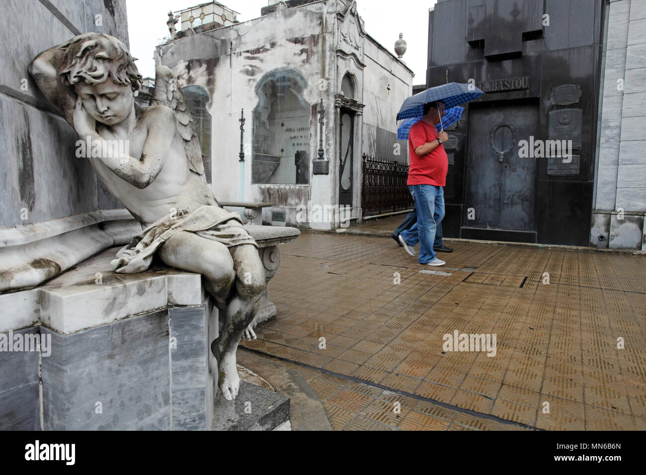 Statua di un ragazzo di pelo di angelo a La Recoleta Cemetery Buenos Aires, Argentina. Foto Stock