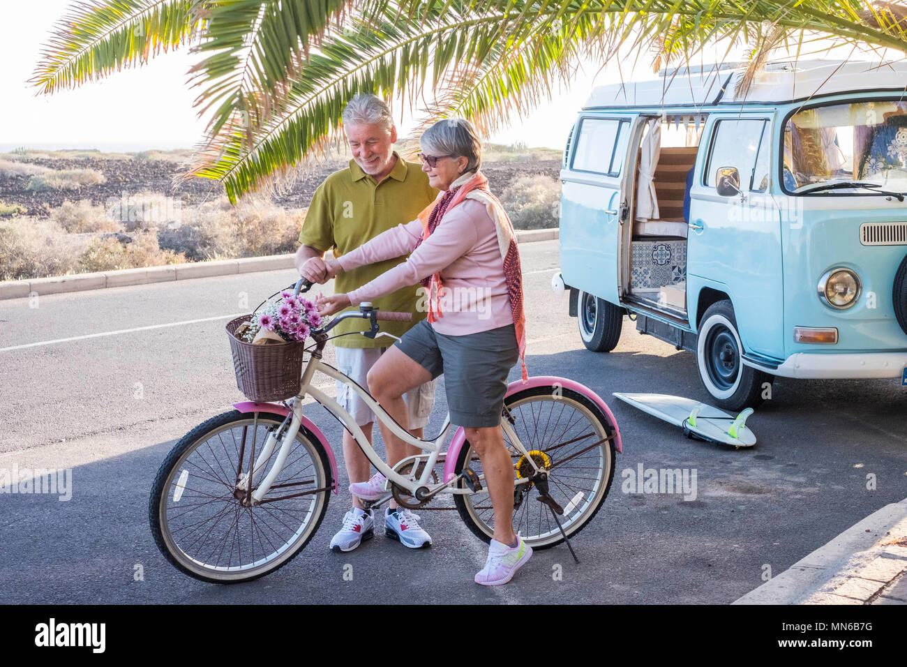 Uno stile di vita alternativo con vintage furgone e bici per senior adulto giovane sempre vivere per sempre insieme all'aperto nel pensionato felice vita concetto. tropical w Foto Stock