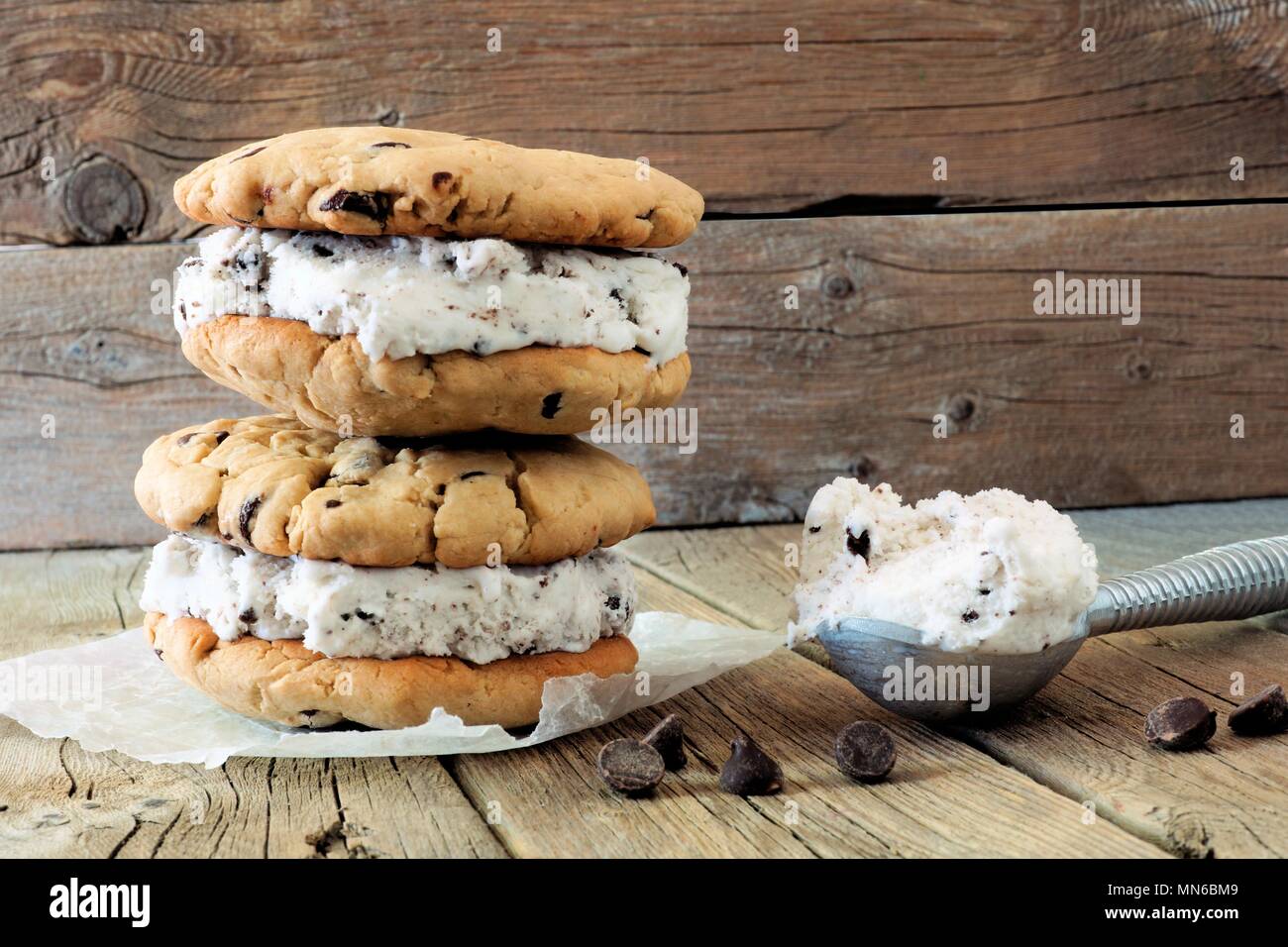 Gelato fatto in casa panini con protezione contro un rustico sfondo legno Foto Stock