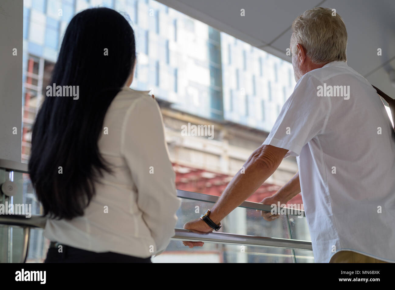 Coppia multi-etnico coppia felice e in amore mentre esplorate la Foto Stock