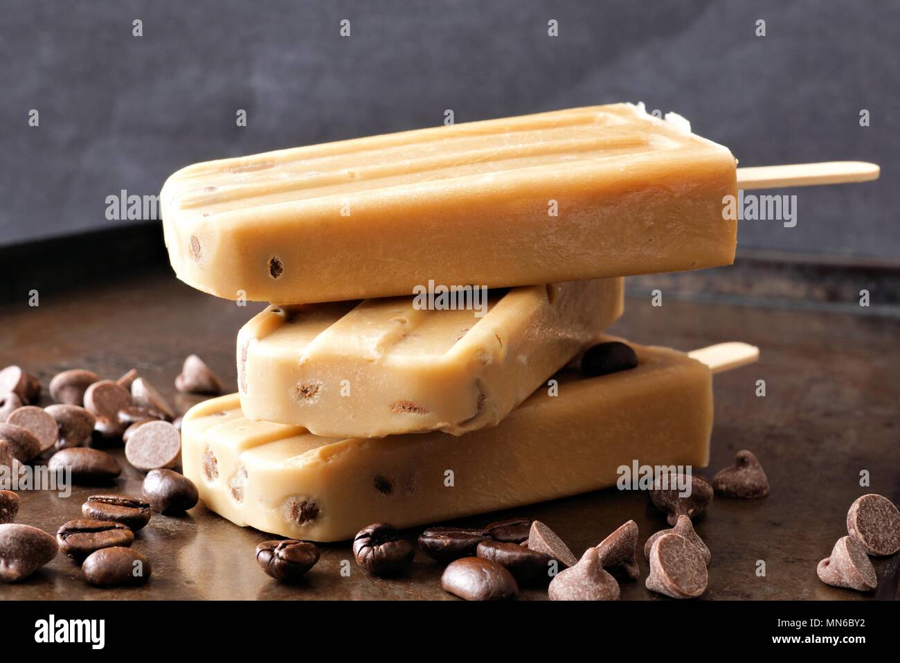 Impilati caffè e cioccolato popsicles chip contro un rustico sfondo scuro Foto Stock