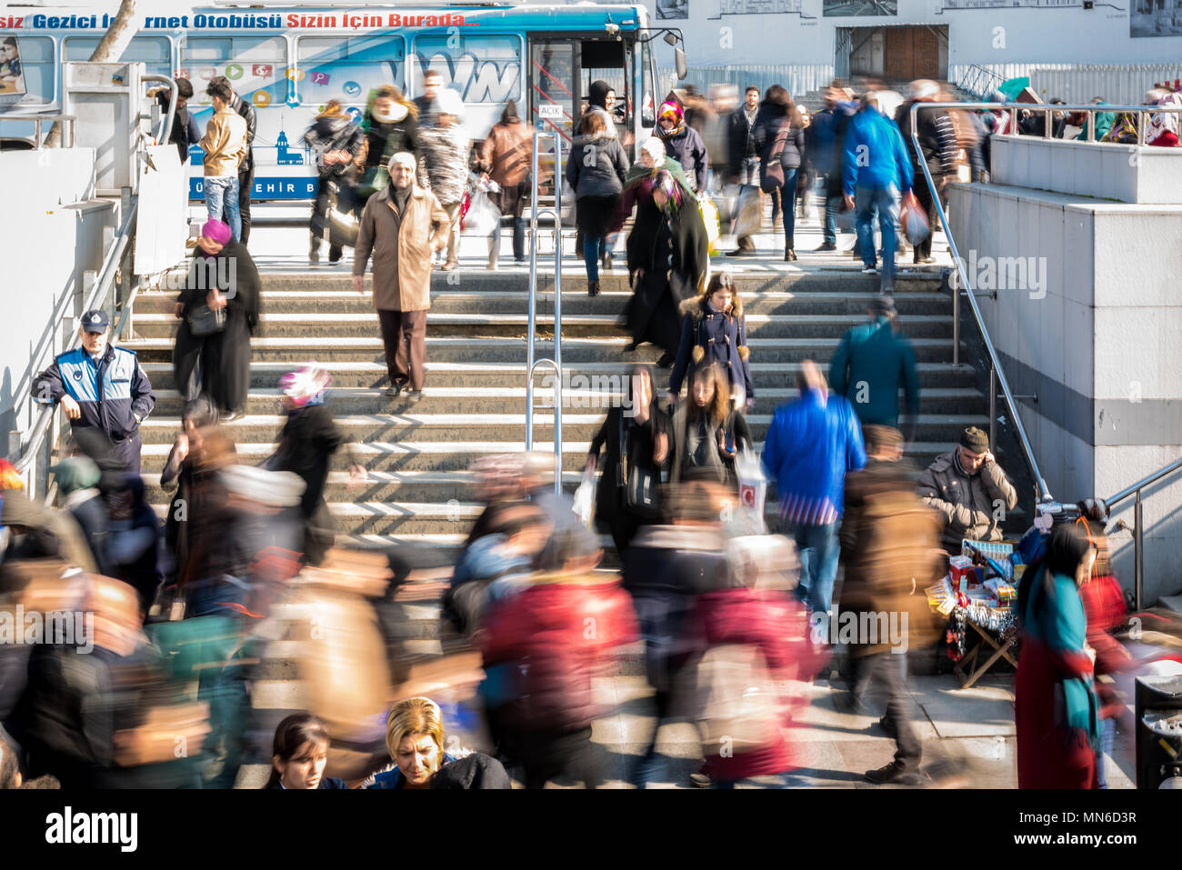 Persone non identificate a piedi vicino alla nuova moschea (Yeni Cami). La nuova moschea è un Ottoman Imperial moschea completata nel 1665, si trova a Istanbul, in Turchia. Foto Stock