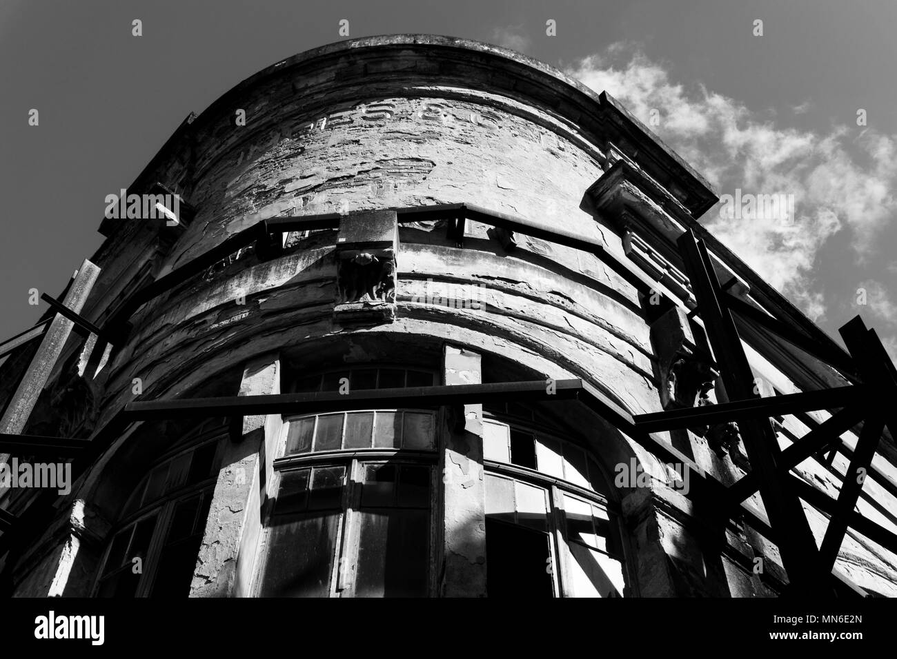 Antico edificio rovinato con ferro ponteggio Antica fabbrica tessile a Lisbona Foto Stock