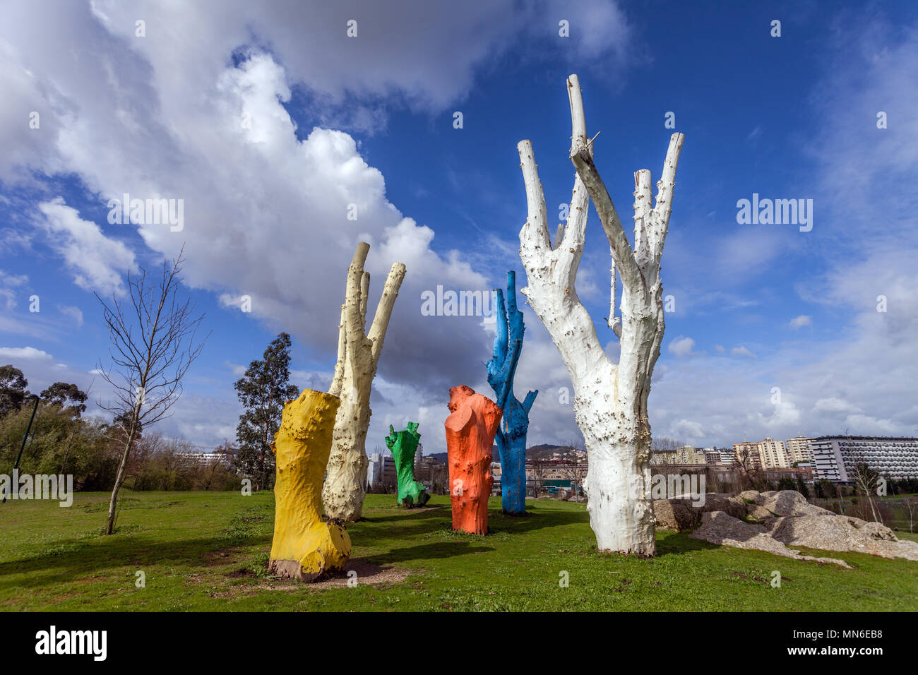 Vila Nova de Famalicao, Portogallo. Arte urbana fatta di dipinti colorati alberi morti nel Parque da Devesa parco urbano. Foto Stock