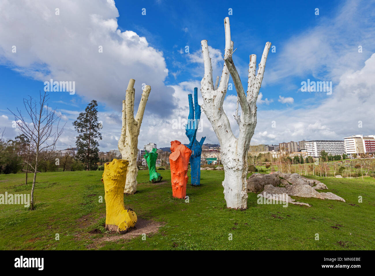 Vila Nova de Famalicao, Portogallo. Arte urbana fatta di dipinti colorati alberi morti nel Parque da Devesa parco urbano. Foto Stock