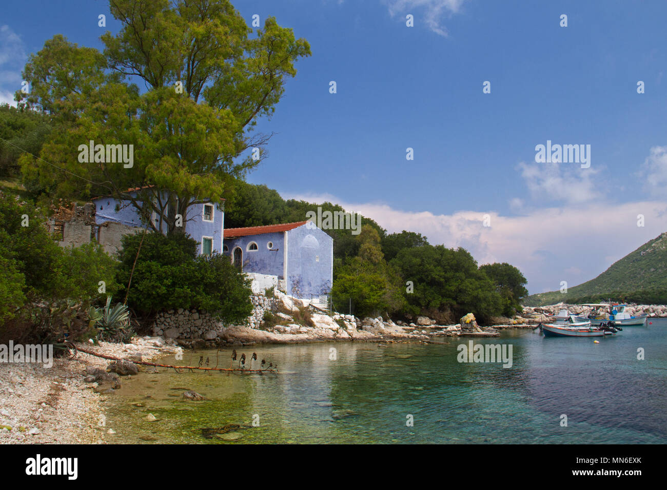 La baia di Porto Atheras a Cefalonia con la chiesa Blu Agios Spyridon Foto Stock