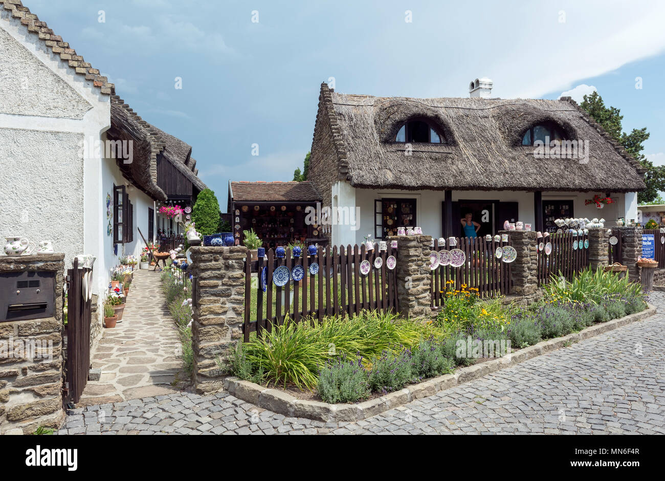 Folcloristica vecchie case con artigianato popolare negozi di ceramica in Tihany al lago di Balaton, Ungheria. Foto Stock
