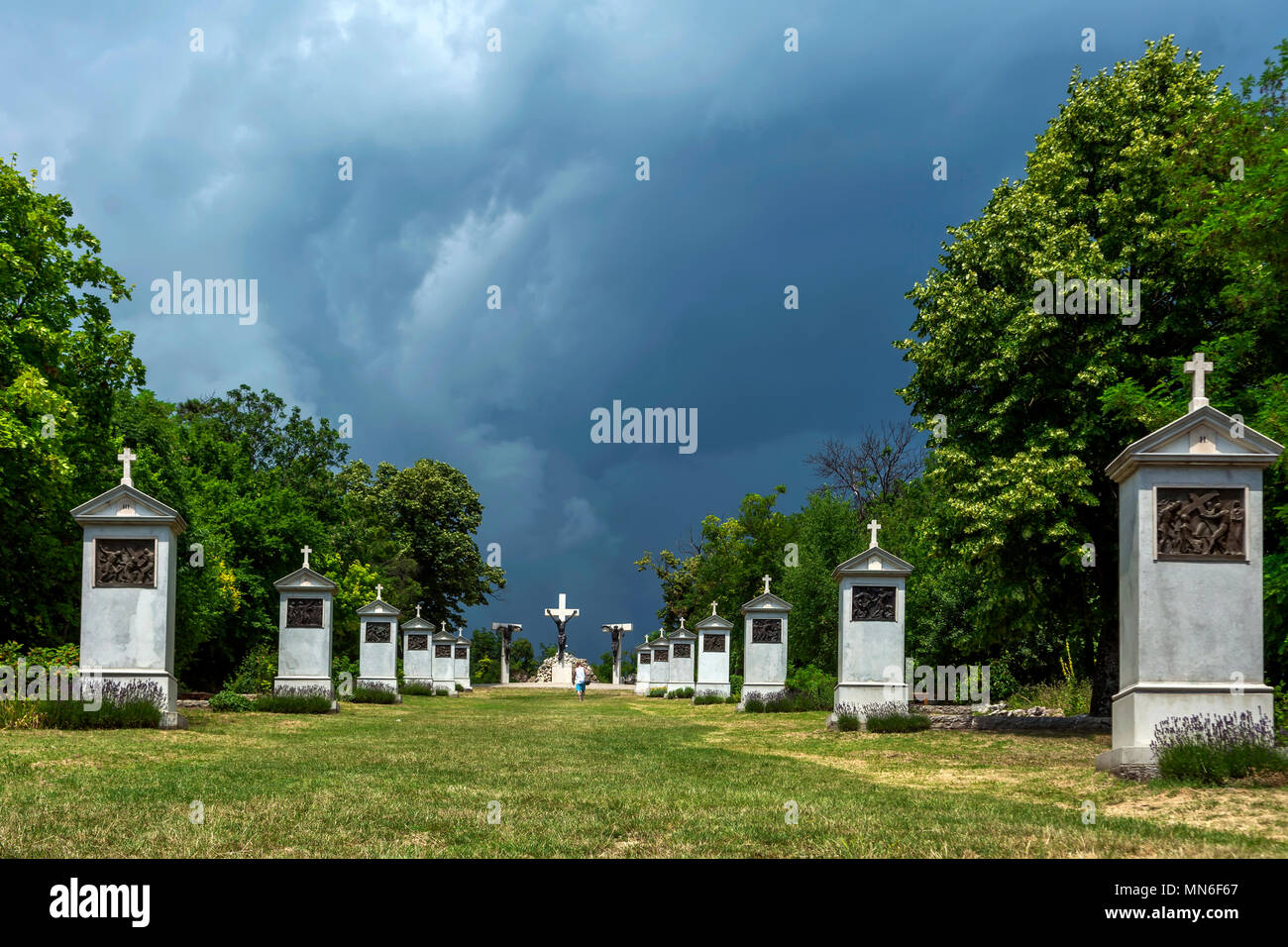 Calvario monumento vicino la benedettina ABBAZIA DI Tihany, composta da tre pilastri con crocifisso figure. Foto Stock