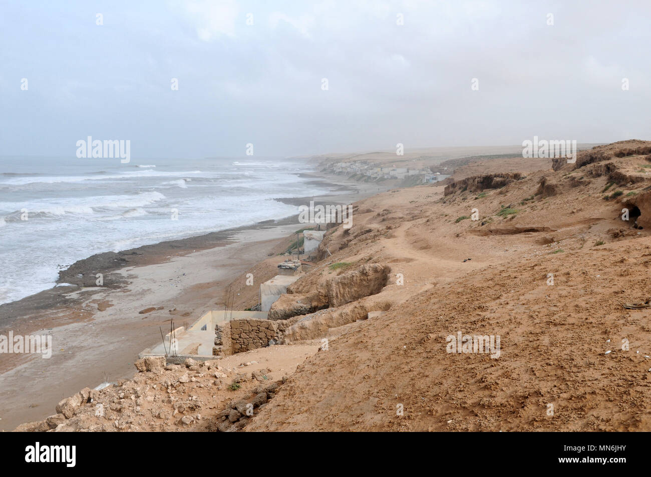 Lato mare proprietà costruita in scogliere lungo la costa dell'Atlantico sulla costa del Marocco Foto Stock