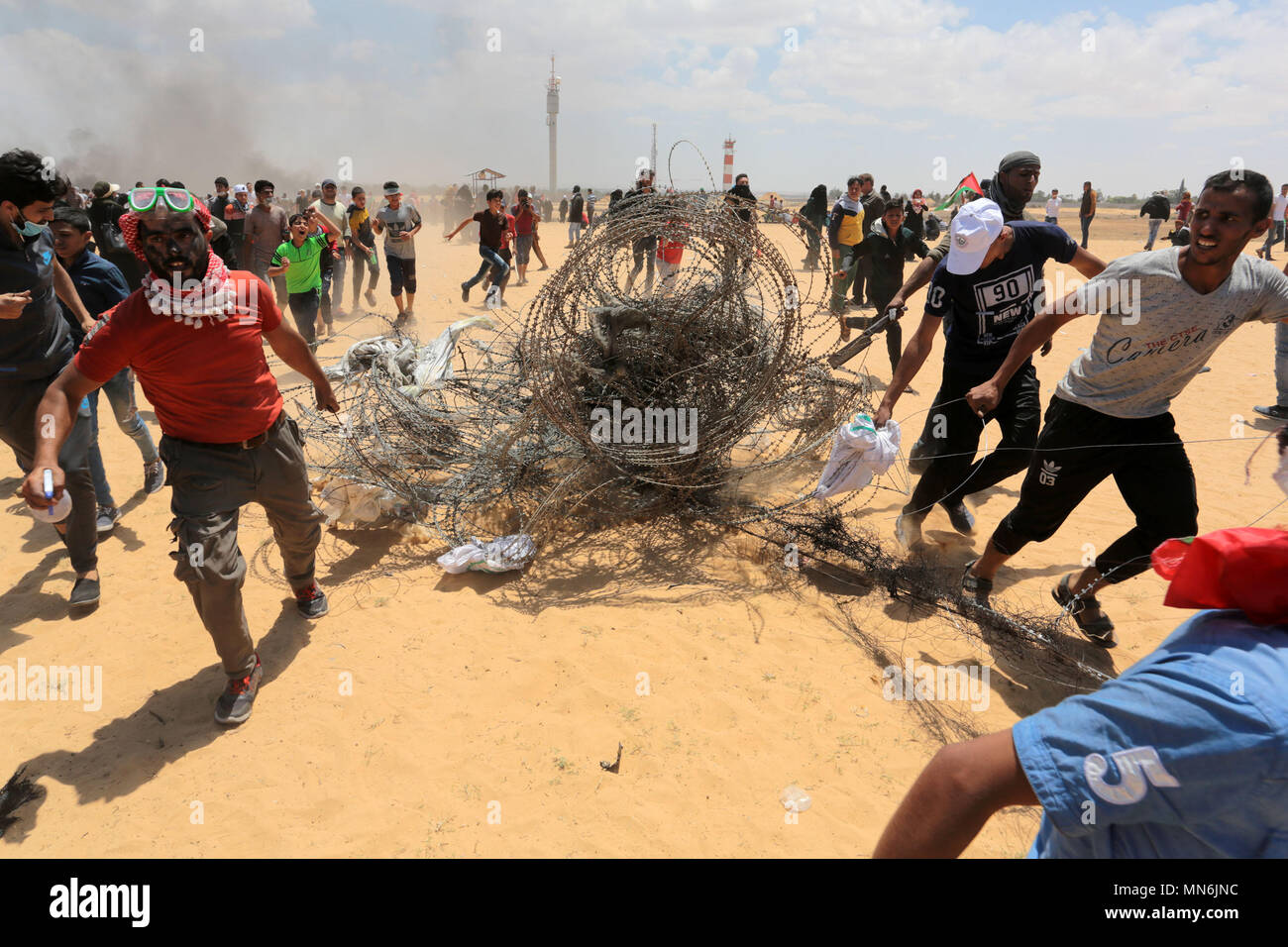 La striscia di Gaza, Territori palestinesi - 14 maggio 2018 dimostranti palestinesi gesto nei confronti di forze israeliane durante scontri lungo il confine con la striscia di Gaza Str Foto Stock