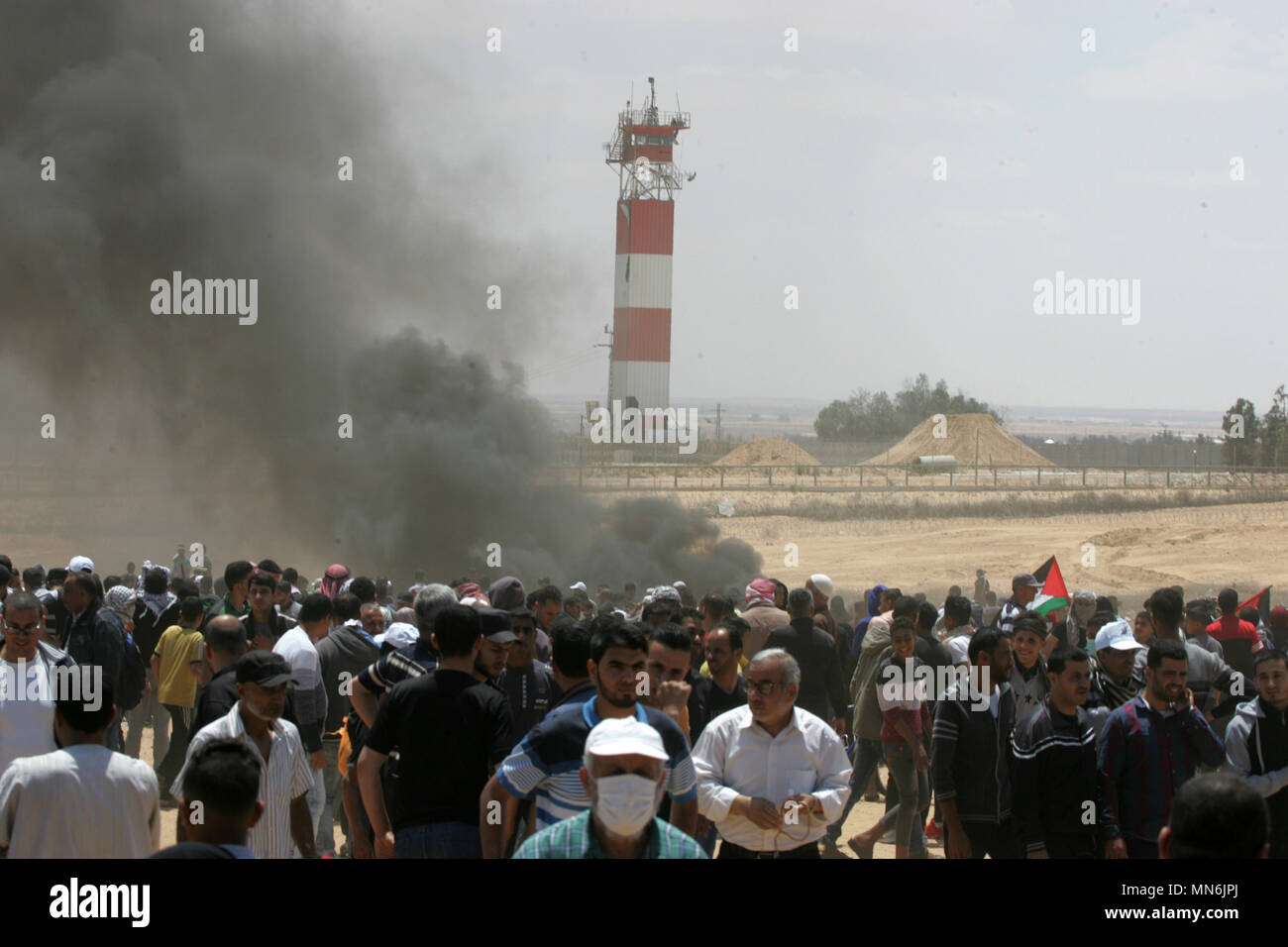 La striscia di Gaza, Territori palestinesi - 14 maggio 2018 dimostranti palestinesi gesto nei confronti di forze israeliane durante scontri lungo il confine con la striscia di Gaza Str Foto Stock