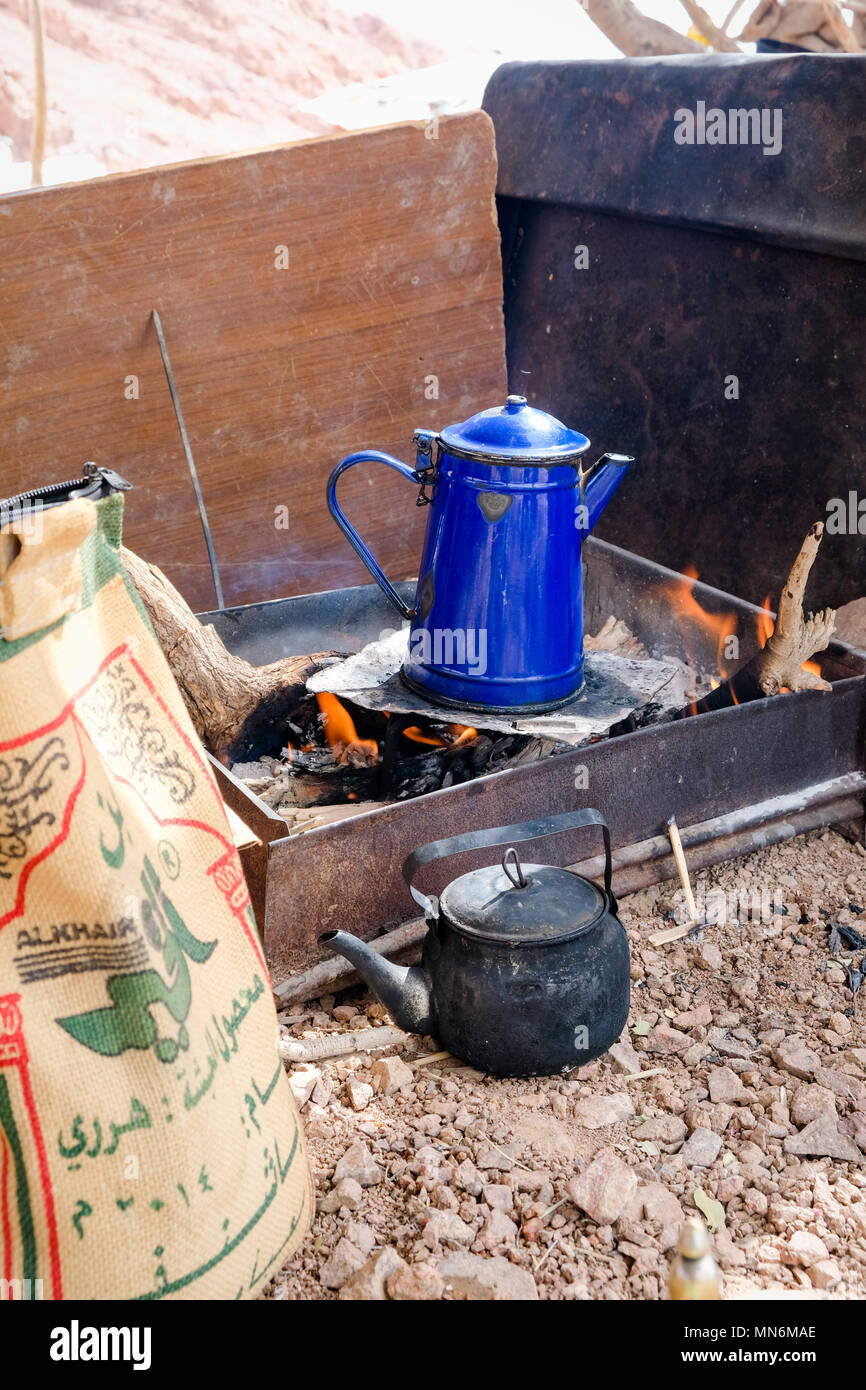 Il caffè fresco viene preparato in un cafetiere blu sul fuoco Foto Stock