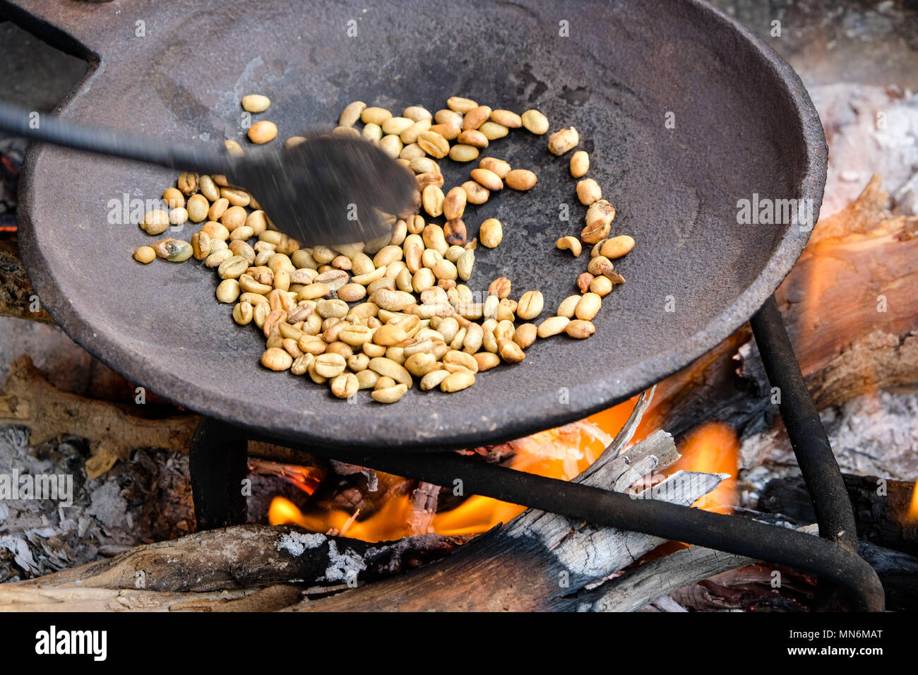 I chicchi di caffè essendo rosted nel tradizionale modo beduino Foto Stock