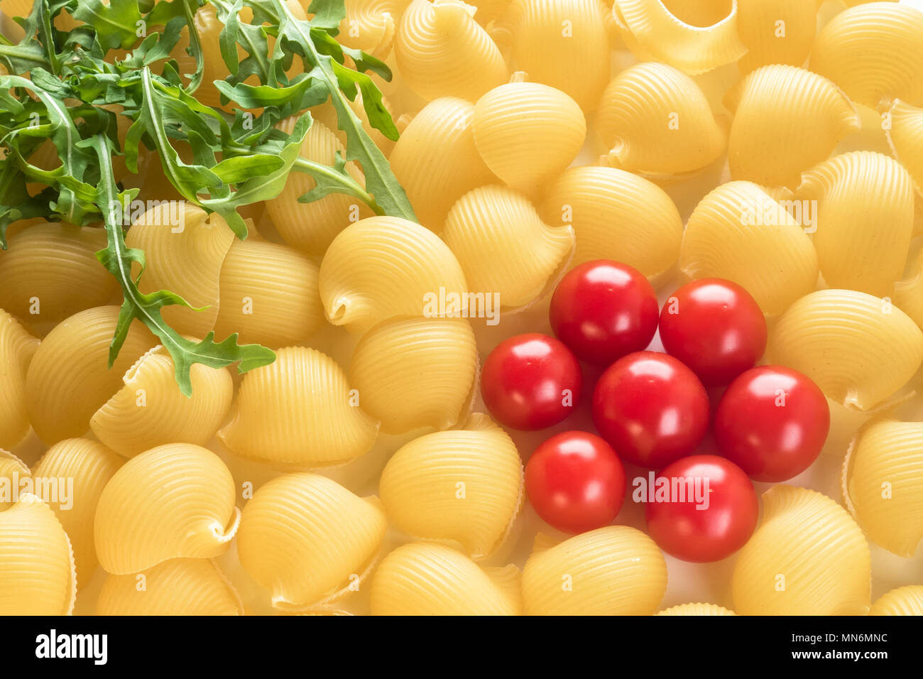 Sfondo di cibo crudo Lumaconi maccheroni Foto Stock