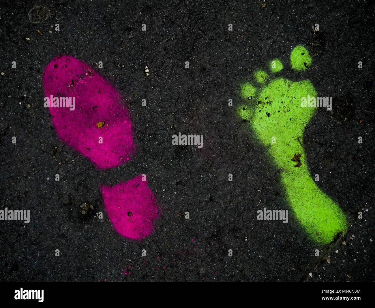 Footprints dipinta su un footpah, Lione, Francia Foto Stock