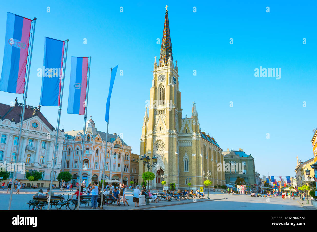 NOVI SAD SERBIA - Agosto 26, 2017: persone presso la Piazza della Libertà. Novi Sad è la seconda città più grande della Serbia. Foto Stock