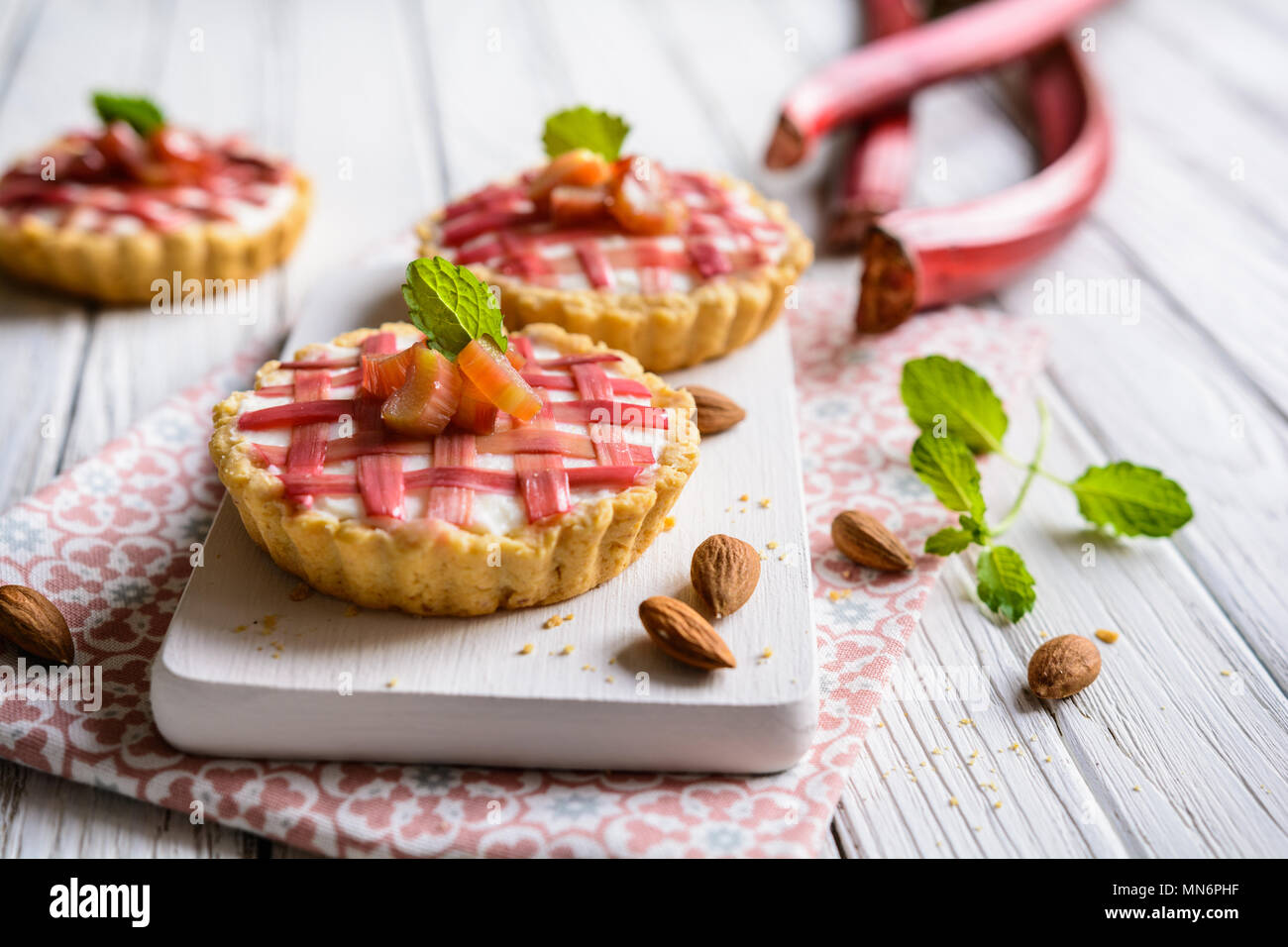 Pasticcini di mandorle riempito con ricotta e guarnita con rabarbaro Foto Stock