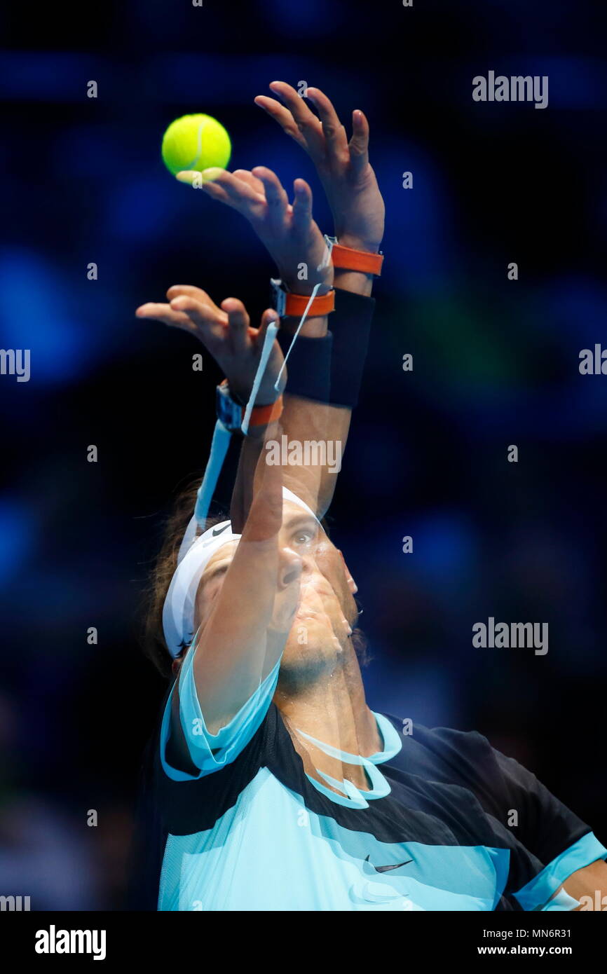 Rafael Nadal vs Stan Wawrinka (nota del redattore, fotocamera in esposizione multipla) durante il giorno 2 del 2015 Barclays ATP World Tour Finals - O2 Arena di Londra Inghilterra. 16 Novembre 2015 Foto Stock