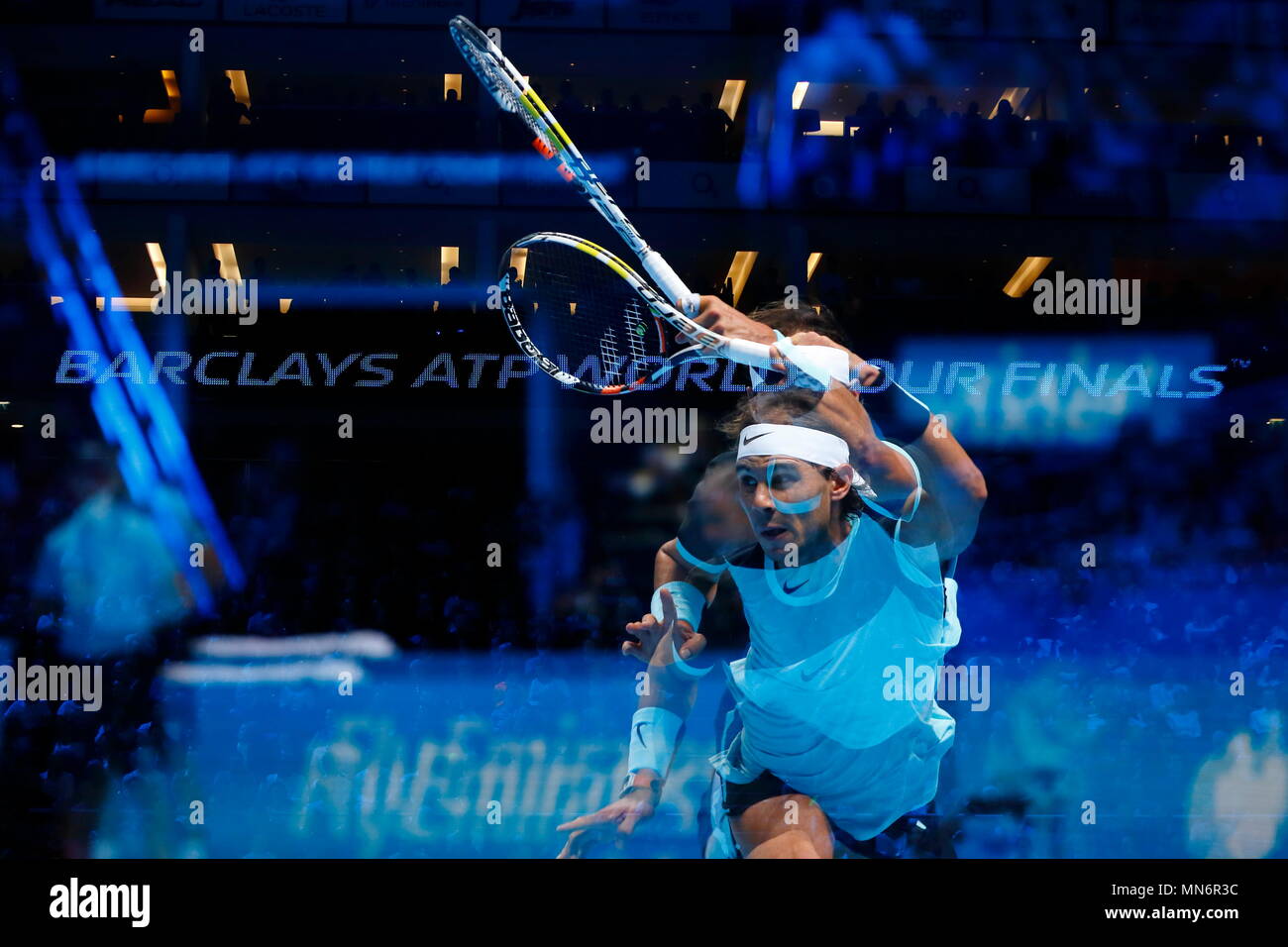 Rafael Nadal vs Stan Wawrinka (nota del redattore, fotocamera in esposizione multipla) durante il giorno 2 del 2015 Barclays ATP World Tour Finals - O2 Arena di Londra Inghilterra. 16 Novembre 2015 Foto Stock