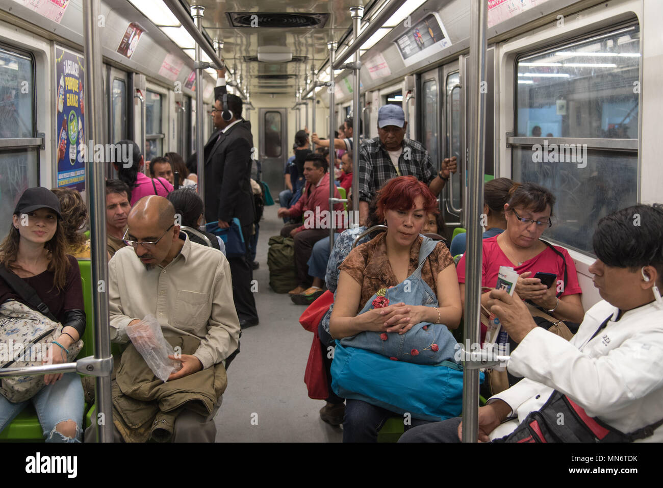 I passeggeri a bordo di una vettura della metropolitana di Città del Messico Foto Stock