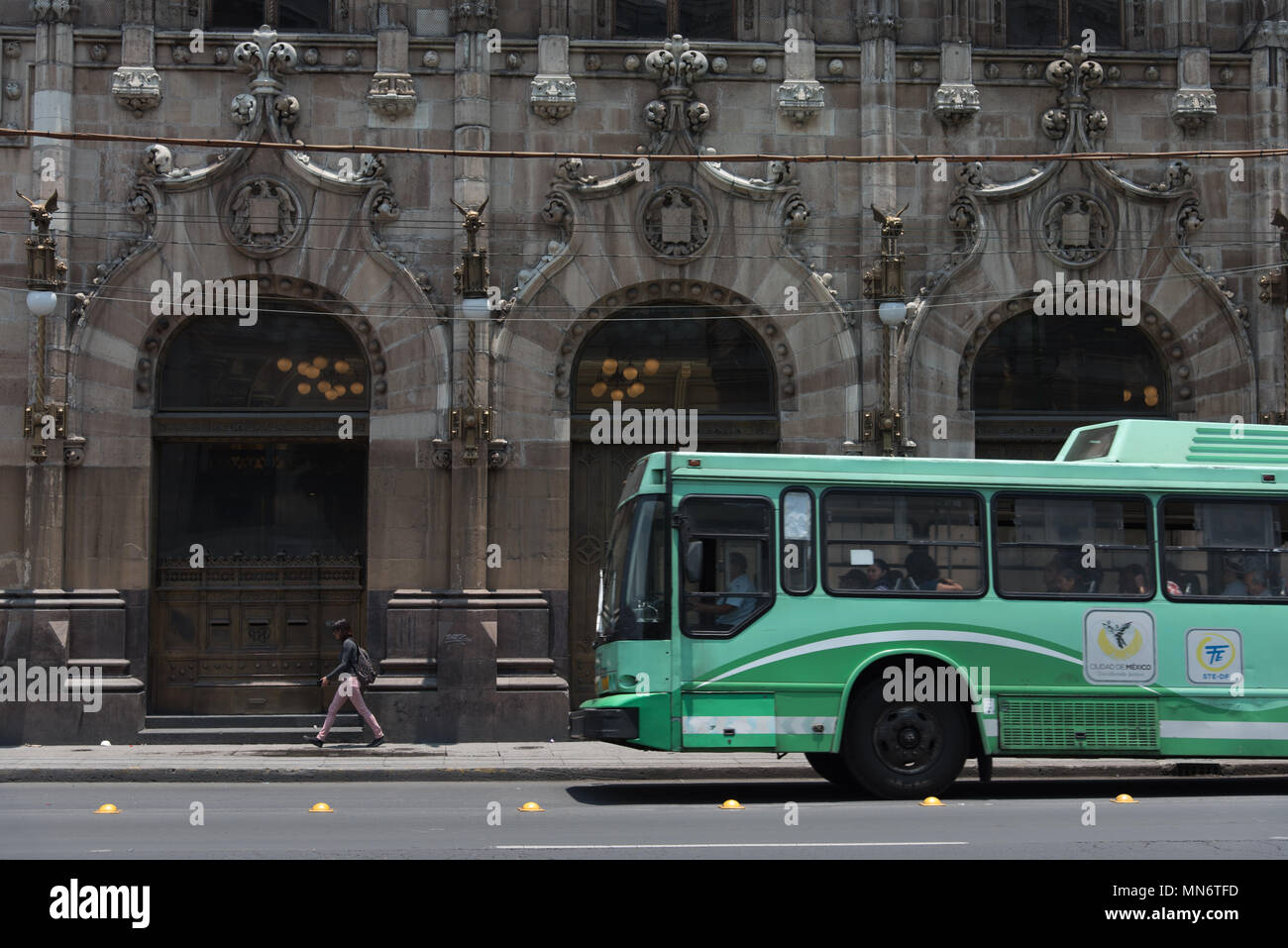 Un filobus corre attraverso Eje Central Lázaro Cárdenas in Messico centro storico della città Foto Stock