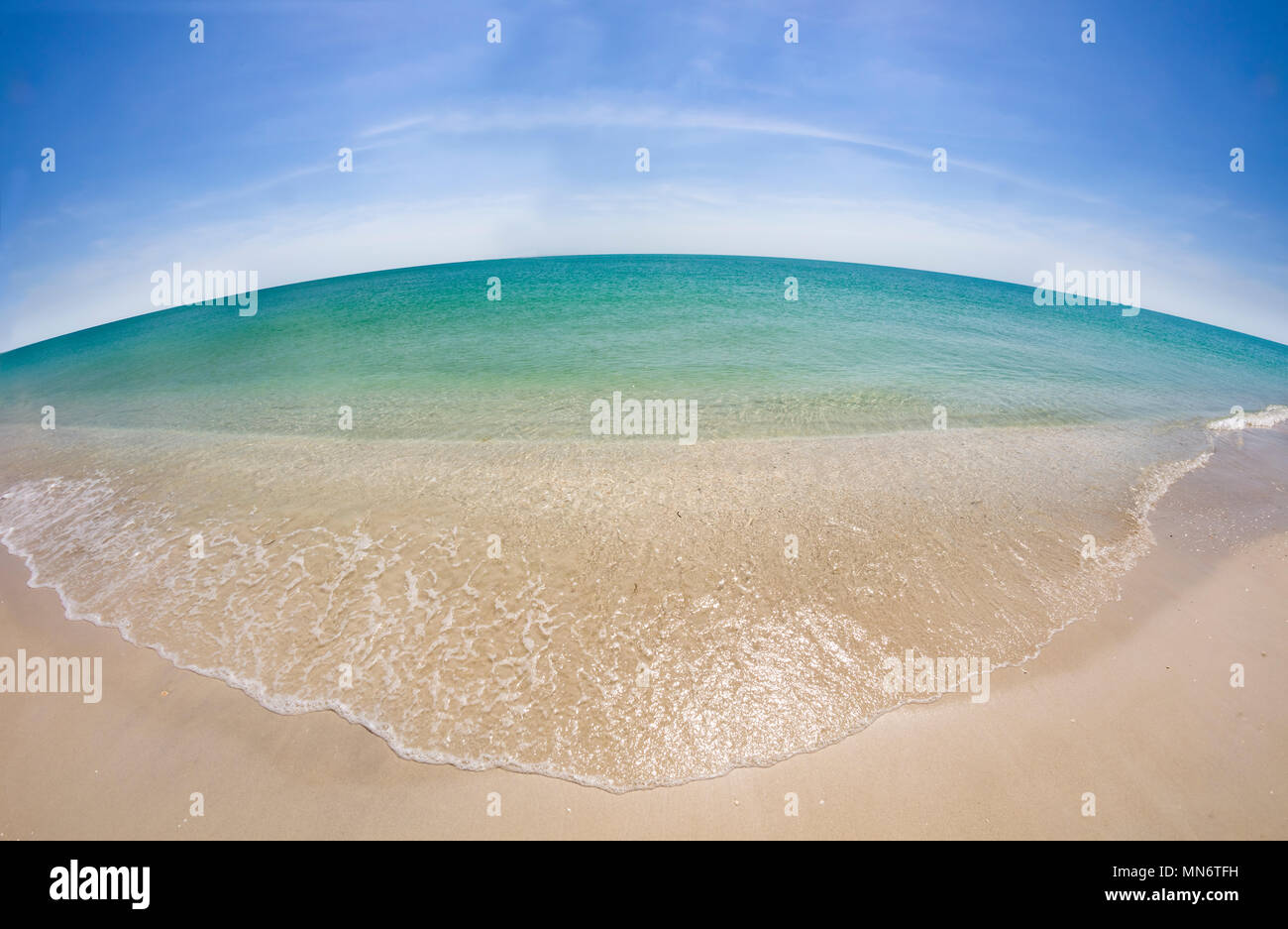 Piccola Onda nel Golfo del Messico il Gasparilla Island Florida lavaggio fino sulla spiaggia scattata con una lente fisheye Foto Stock