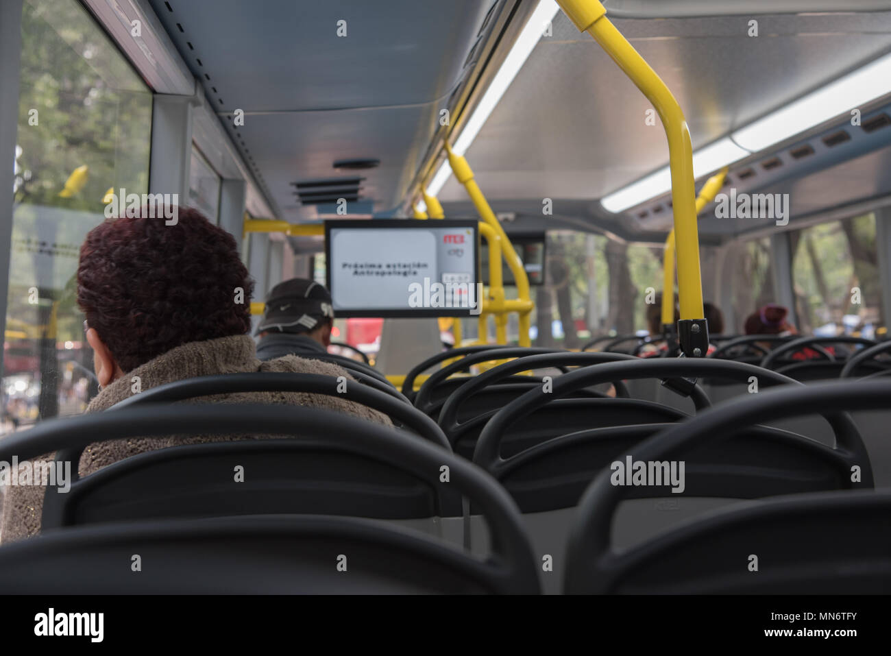 Donna su un Metrobús double-decker bus nella Città del Messico Foto Stock