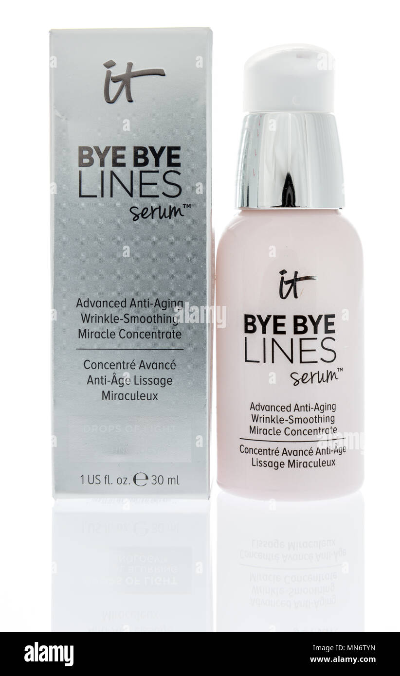 Winneconne, WI - 21 Aprile 2018: un pacchetto di esso bye bye linee siero anti-invecchiamento isolato su un background. Foto Stock