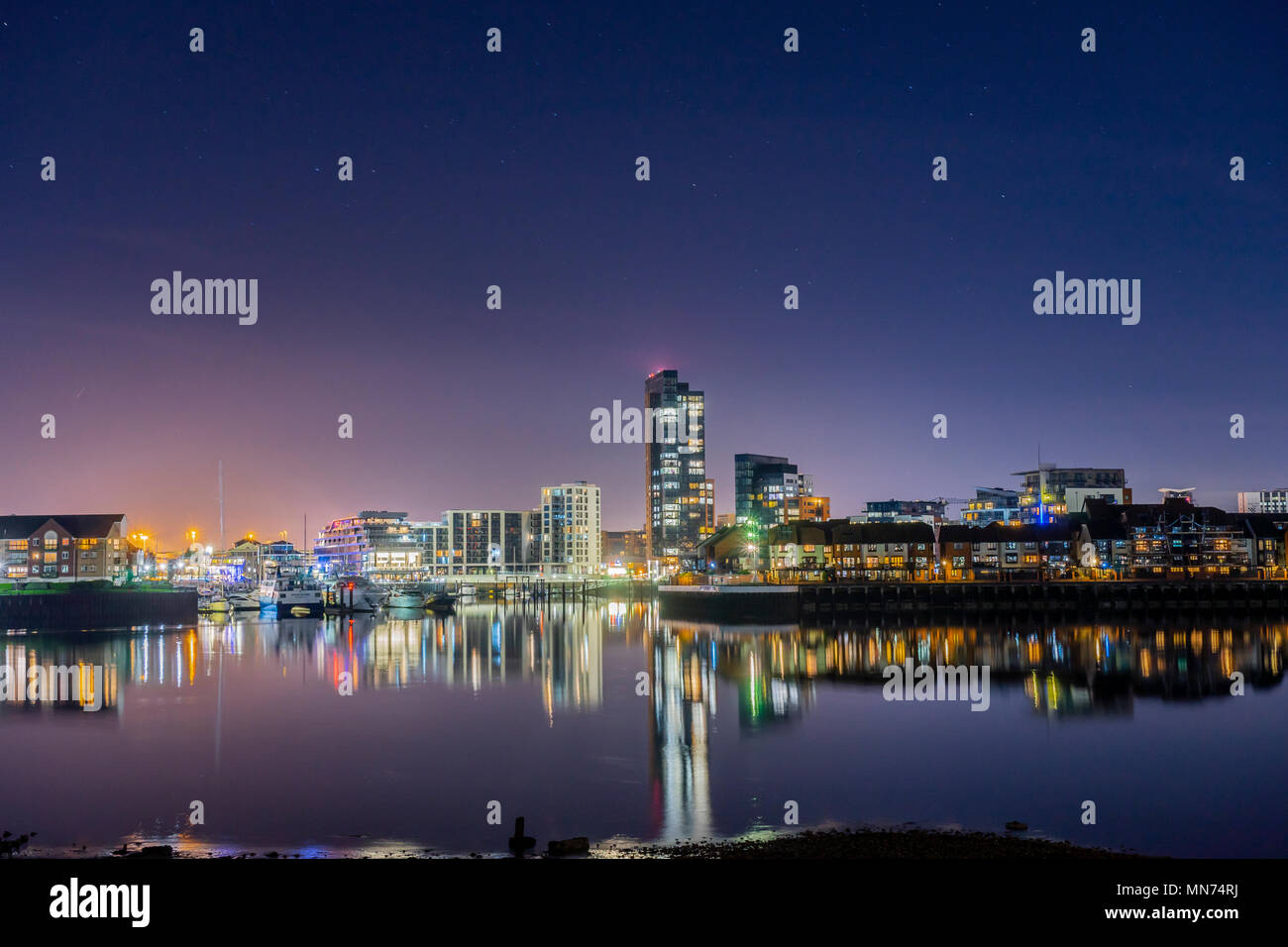 Vista sul Fiume Itchen a Ocean Village Marina con i suoi colori vibranti di notte adottate nel novembre 2017 a Southampton, England, Regno Unito Foto Stock