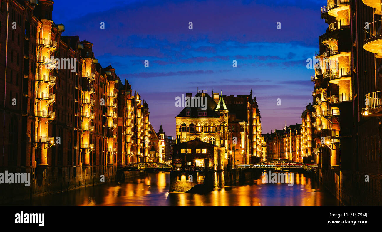 Il Warehouse District - Speicherstadt nel crepuscolo. Punto di riferimento del turismo della città di Amburgo. Vista di Wandrahmsfleet nella luce della lampada lanterna. Porto di Amburgo entro il trimestre HafenCity Foto Stock