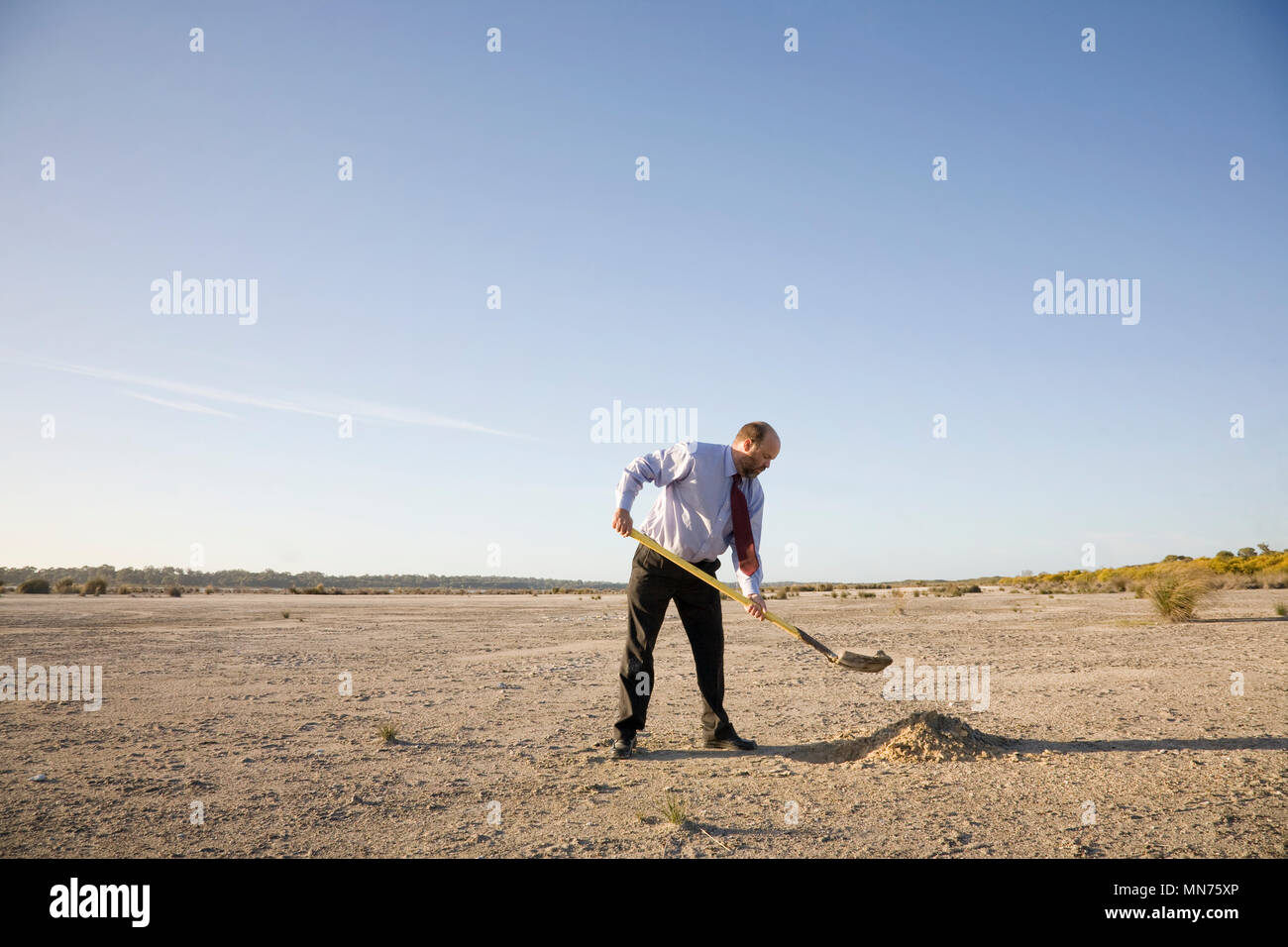 Un uomo di affari di scavare un buco, concetti di business. Foto Stock