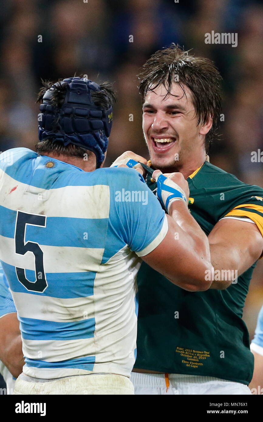 Sud Africa Eben Etzebeth viene surriscaldato con Argentina del Tomas Lavanini durante l'IRB RWC 2015 Medaglia di Bronzo corrispondono 47, tra Argentina v Sud Africa presso la Queen Elizabeth Olympic Park. Londra, Inghilterra. Il 30 ottobre 2015 Foto Stock