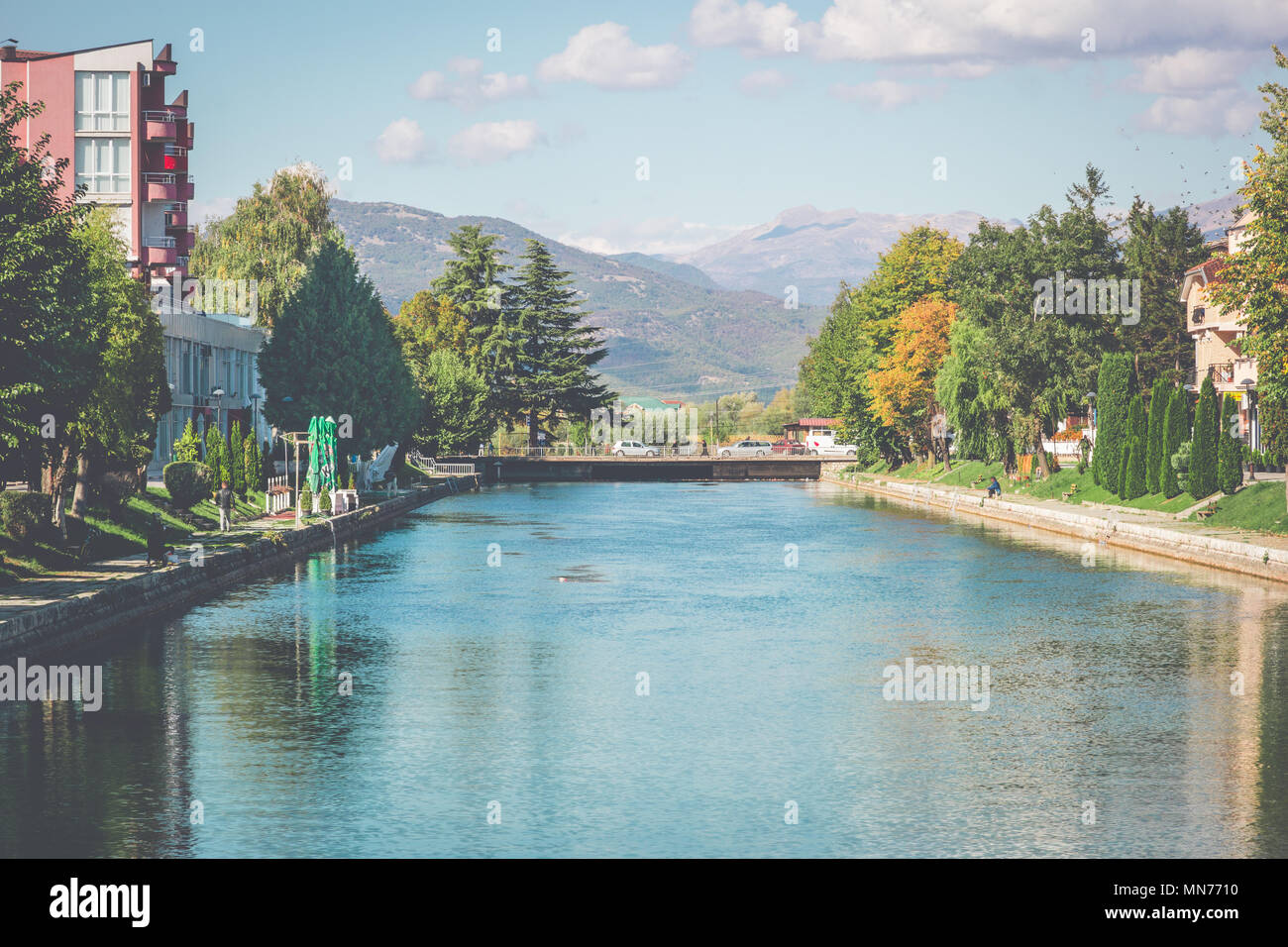 Splendido Fiume Drim passando attraverso il centro della città con le montagne sullo sfondo: Struga, ex Repubblica iugoslava di Macedonia Macedonia, Balcani Foto Stock