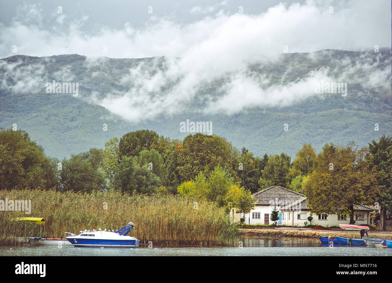 Splendida zona tranquilla della spiaggia, Cottages & barche sul lago di Ohrid, Struga, Macedonia - opaco Stormy nuvoloso Meteo Foto Stock