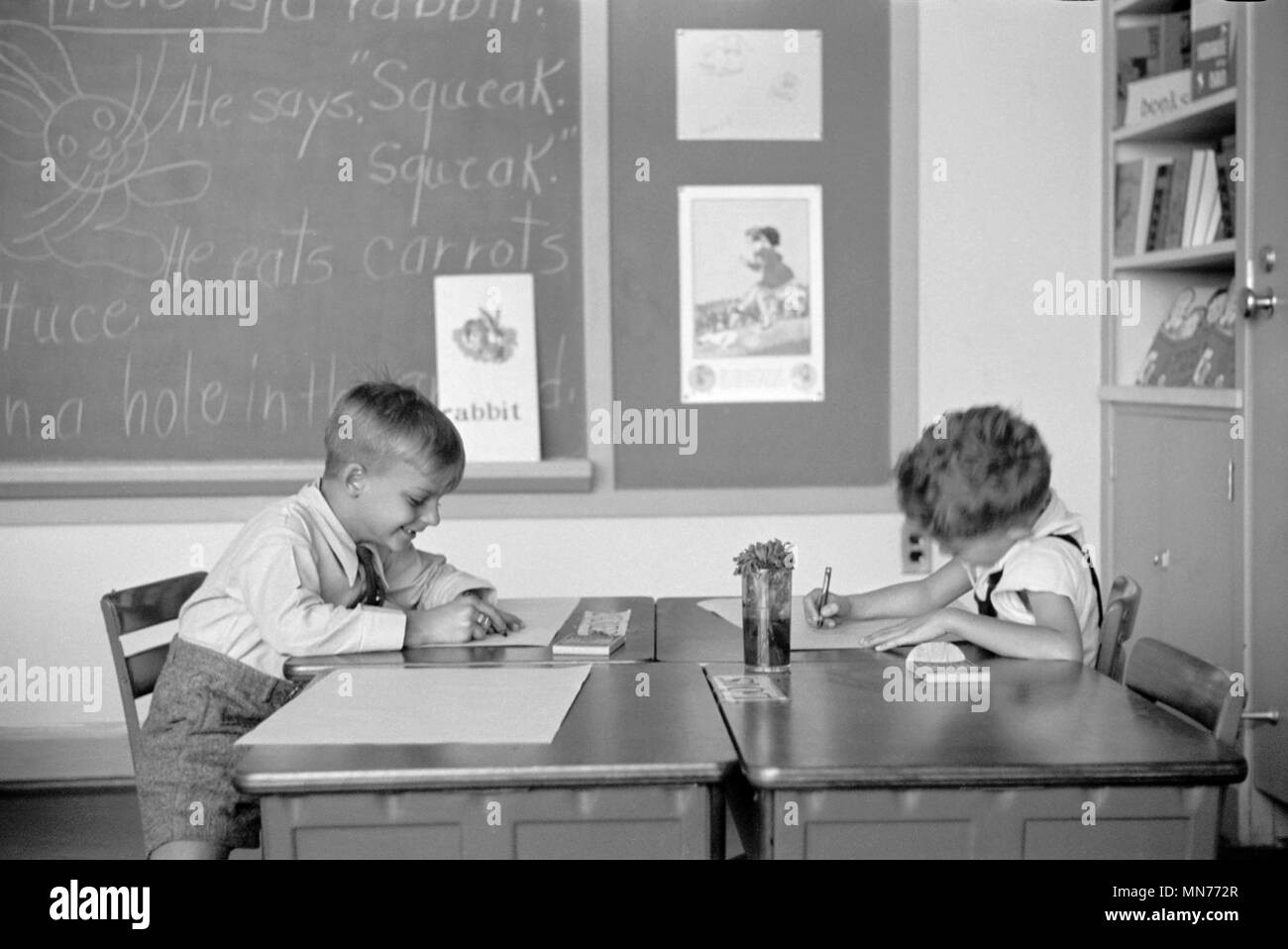Due giovani ragazzi disegno alla scrivania in Aula, Greenhills, Ohio, Stati Uniti d'America, a Greenbelt comunità costruita da U.S. Dipartimento di Agricoltura come parte del Presidente Franklin Roosevelt New Deal, John Vachon PER GLI STATI UNITI Amministrazione di reinsediamento, Ottobre 1938 Foto Stock