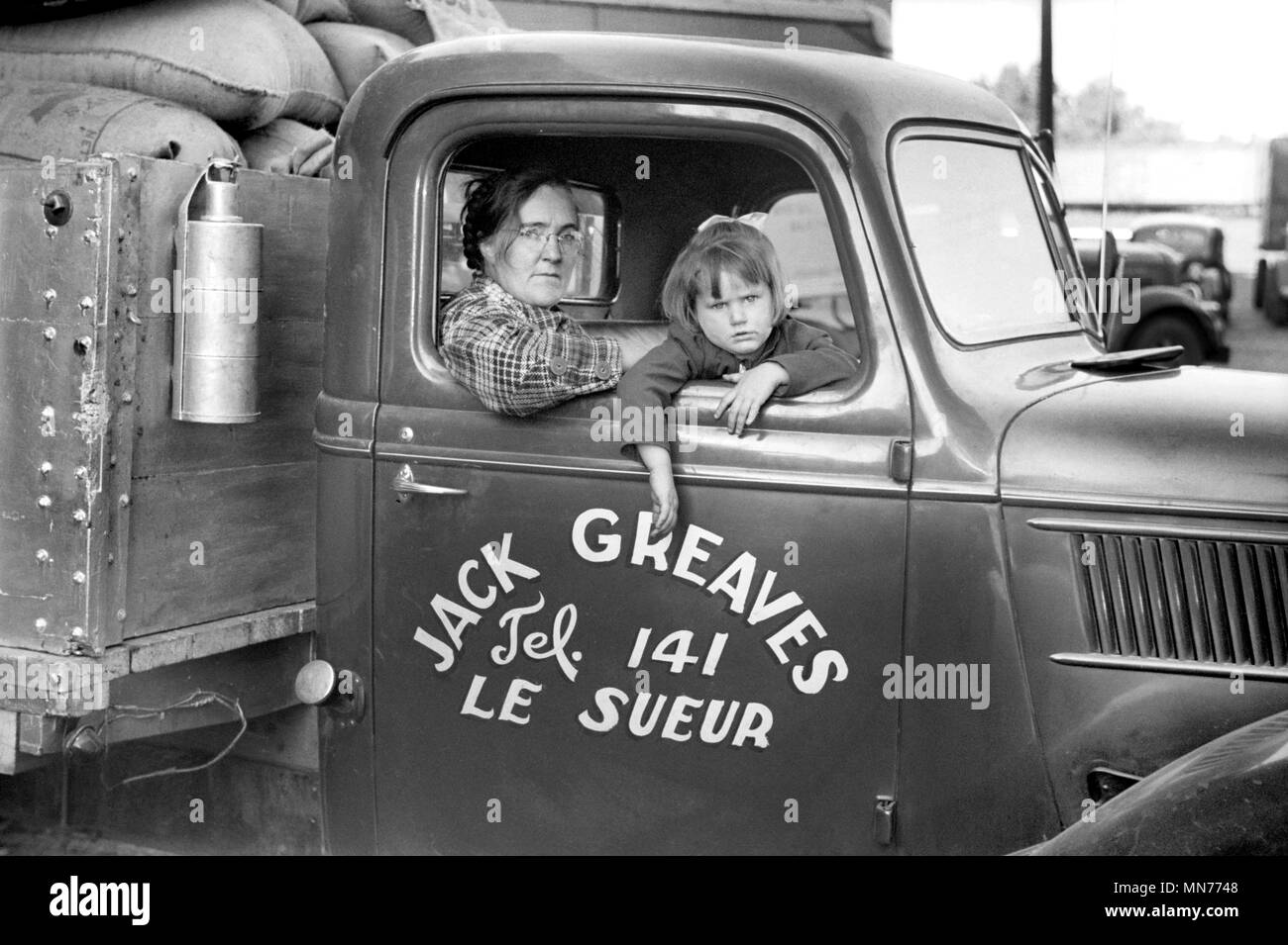 Famiglia di Trucker attesa mentre il carrello è in corso di caricamento, Minneapolis, Minnesota, USA, John Vachon PER GLI STATI UNITI Amministrazione di reinsediamento, Settembre 1939 Foto Stock